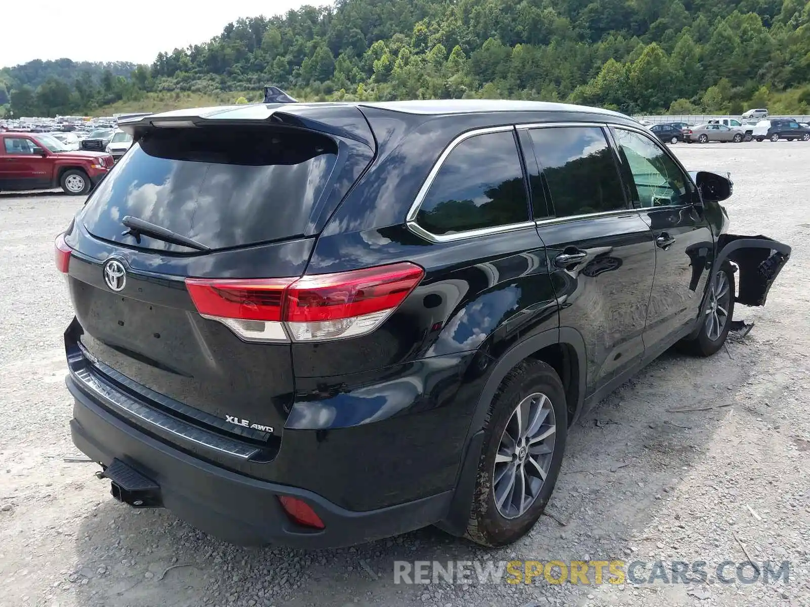 4 Photograph of a damaged car 5TDJZRFHXKS624514 TOYOTA HIGHLANDER 2019