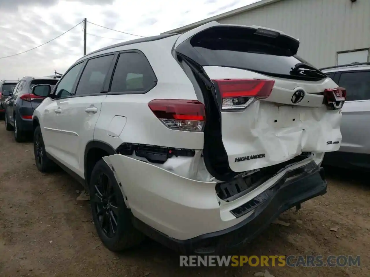 3 Photograph of a damaged car 5TDJZRFHXKS625968 TOYOTA HIGHLANDER 2019