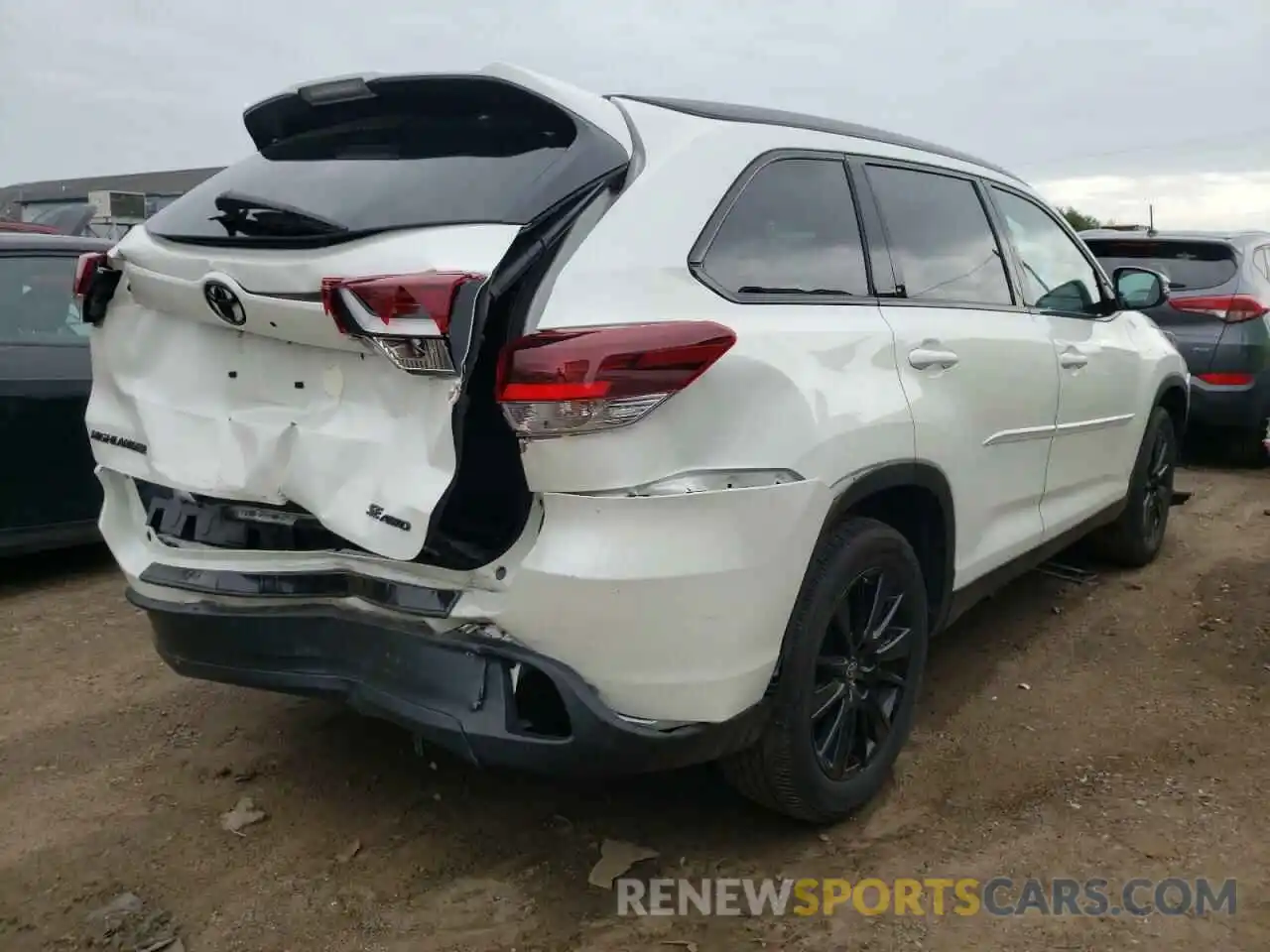 4 Photograph of a damaged car 5TDJZRFHXKS625968 TOYOTA HIGHLANDER 2019