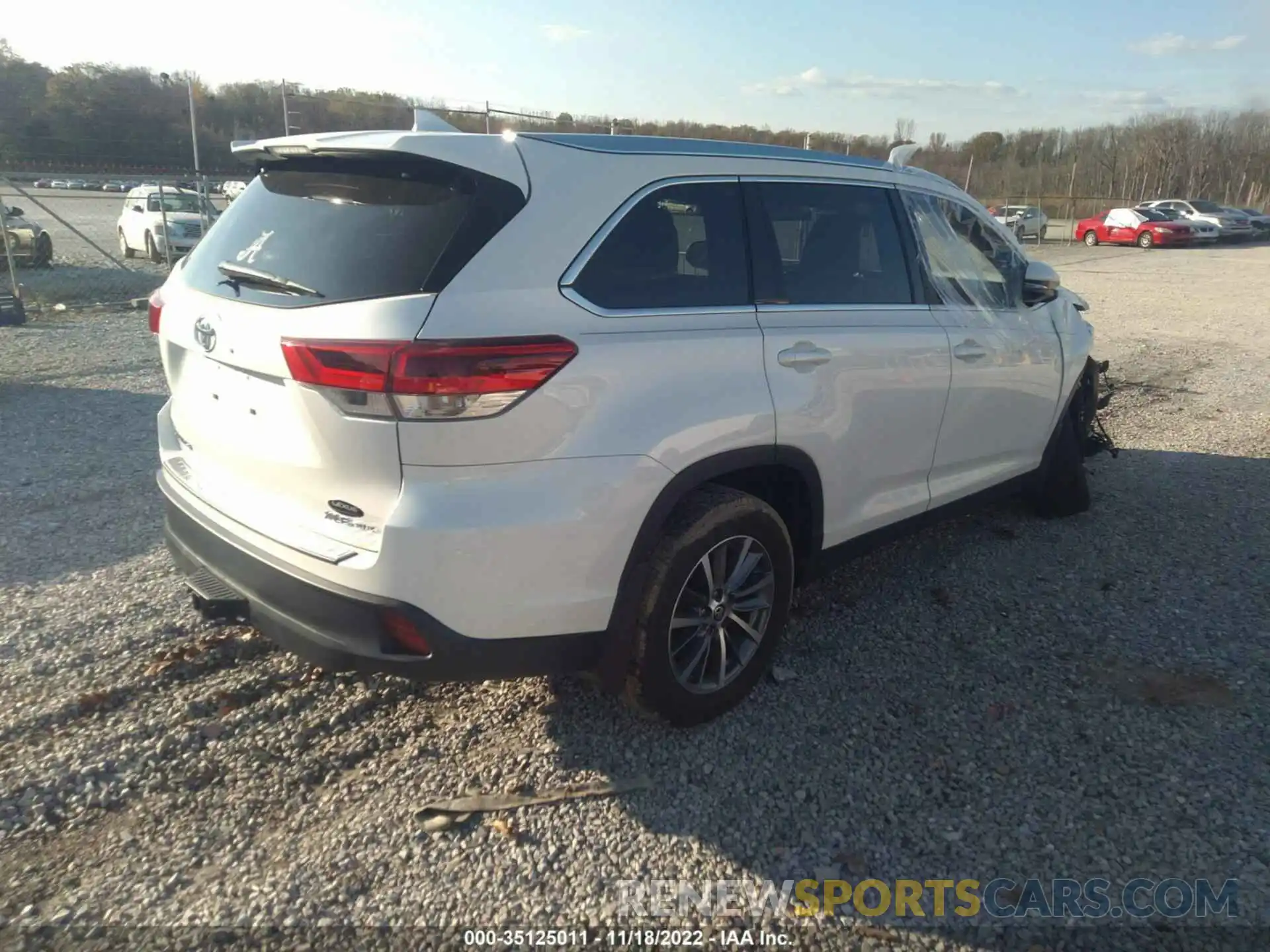 4 Photograph of a damaged car 5TDJZRFHXKS626134 TOYOTA HIGHLANDER 2019