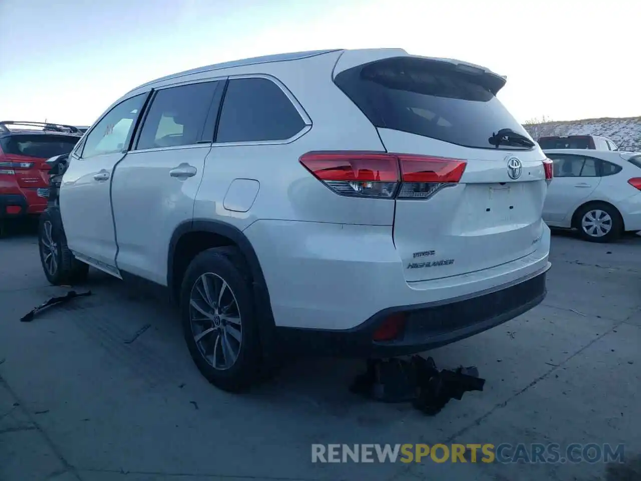 3 Photograph of a damaged car 5TDJZRFHXKS627199 TOYOTA HIGHLANDER 2019