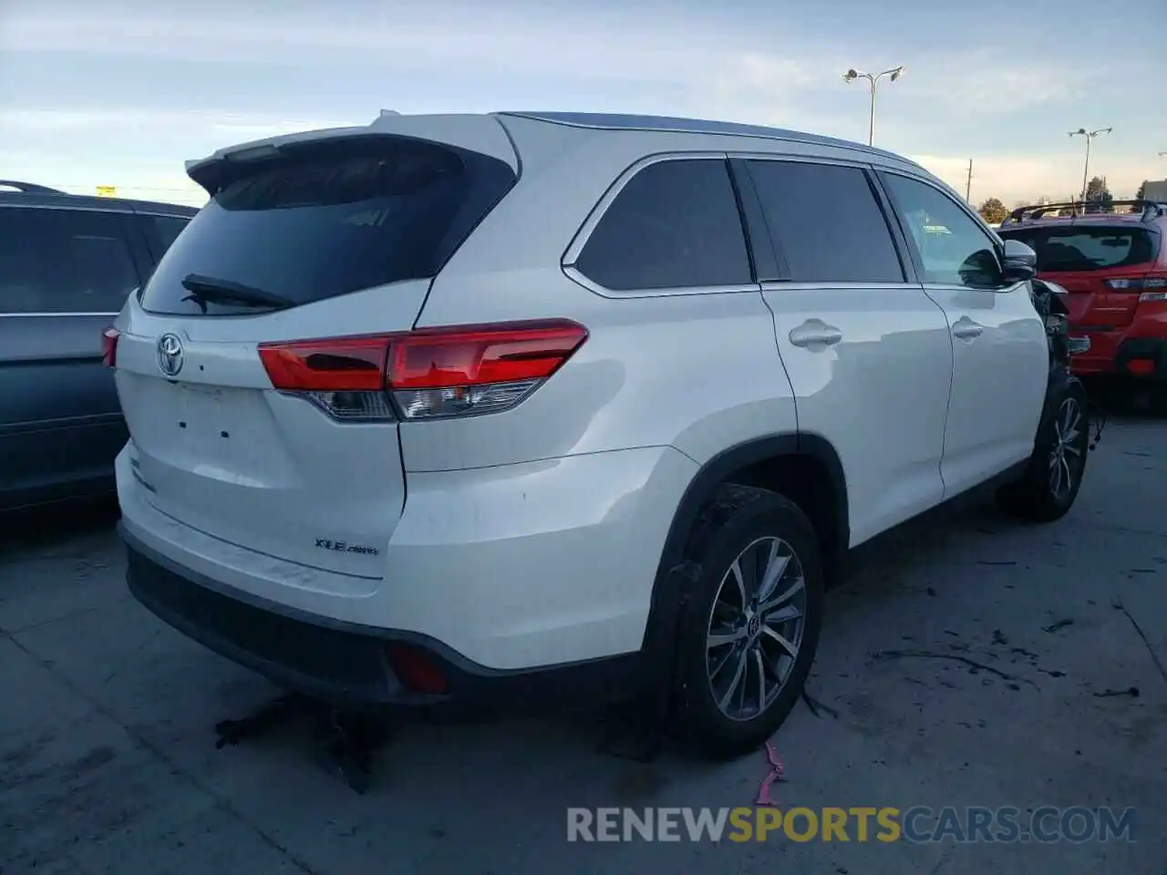 4 Photograph of a damaged car 5TDJZRFHXKS627199 TOYOTA HIGHLANDER 2019