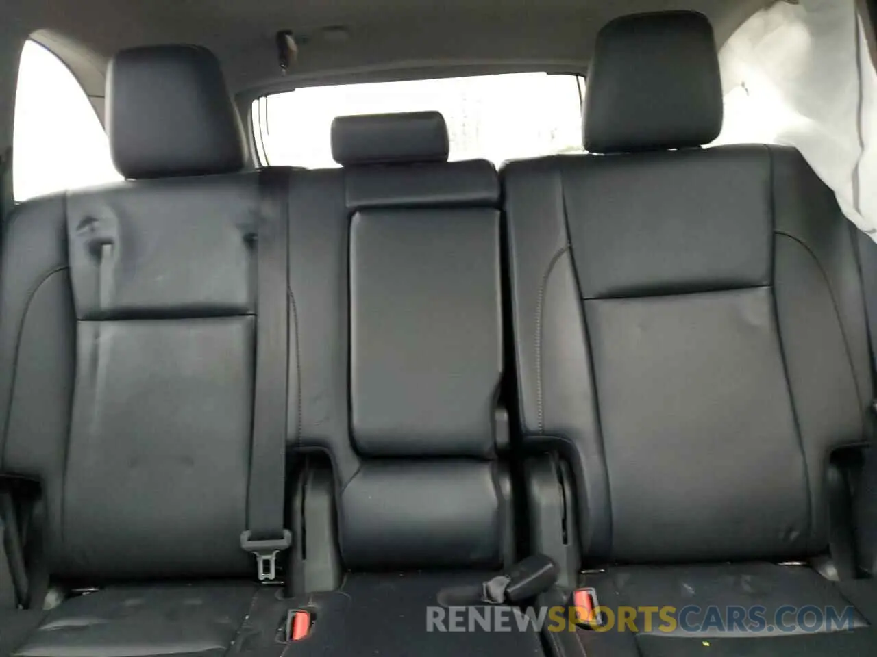 10 Photograph of a damaged car 5TDJZRFHXKS702032 TOYOTA HIGHLANDER 2019
