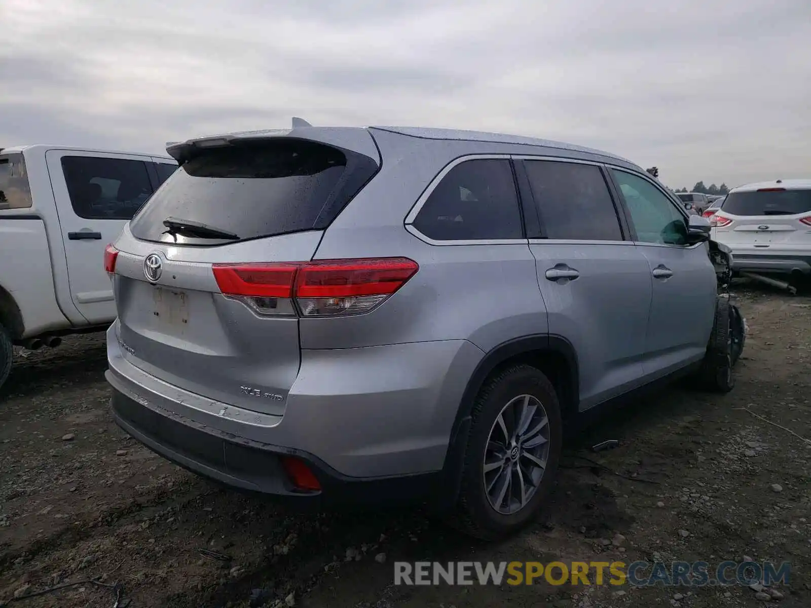 4 Photograph of a damaged car 5TDJZRFHXKS720238 TOYOTA HIGHLANDER 2019