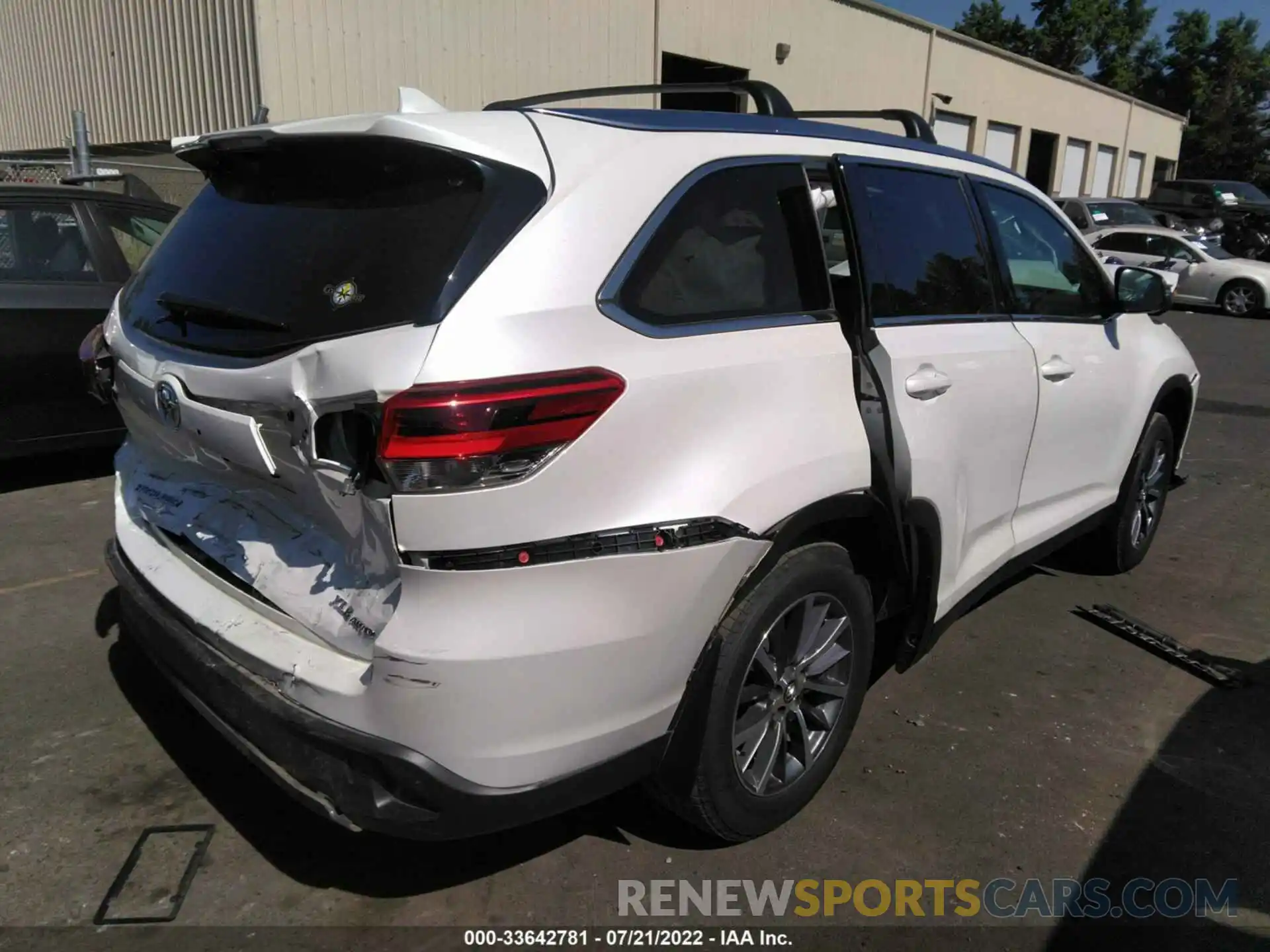 4 Photograph of a damaged car 5TDJZRFHXKS720918 TOYOTA HIGHLANDER 2019