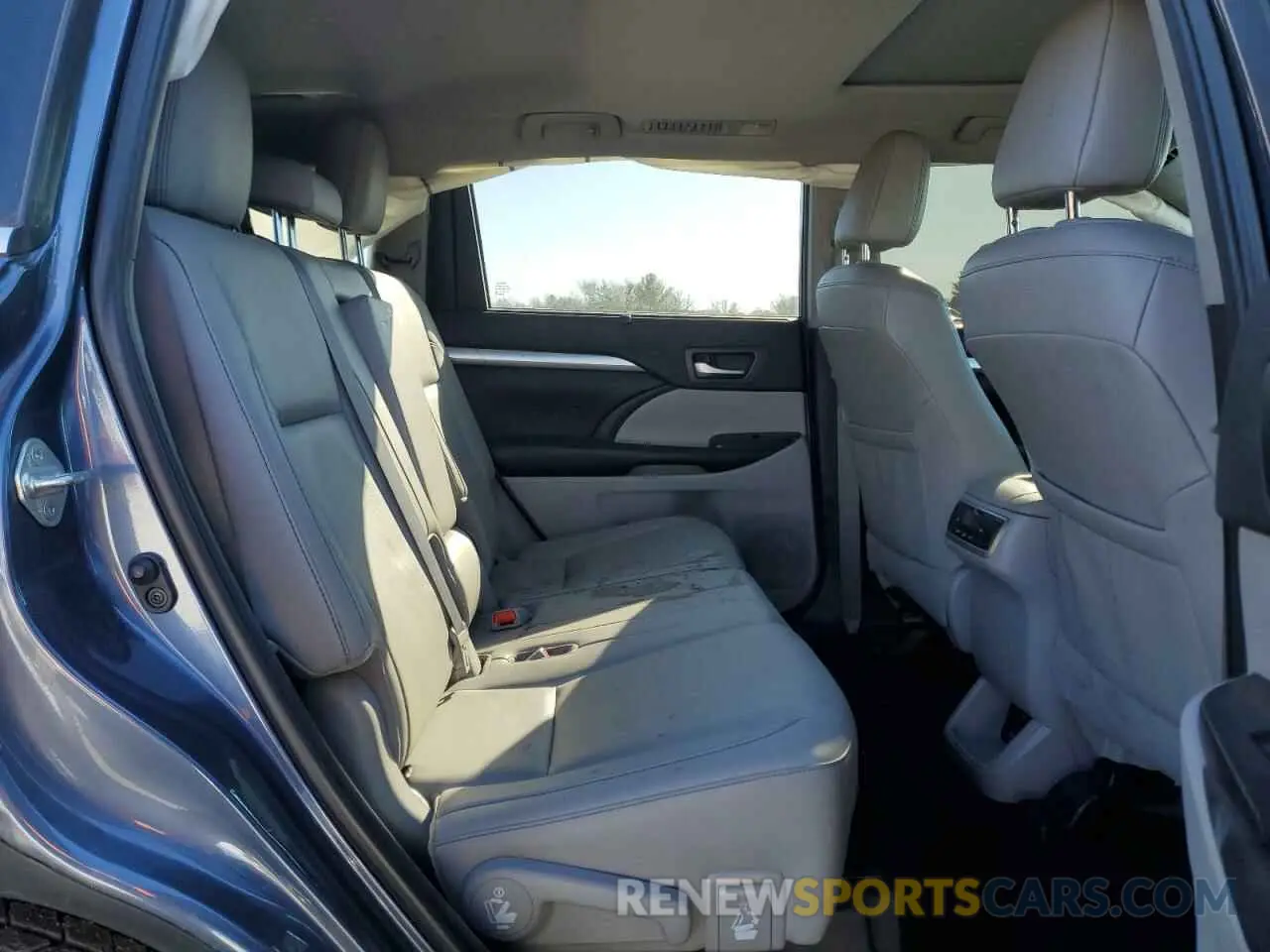 11 Photograph of a damaged car 5TDJZRFHXKS729005 TOYOTA HIGHLANDER 2019