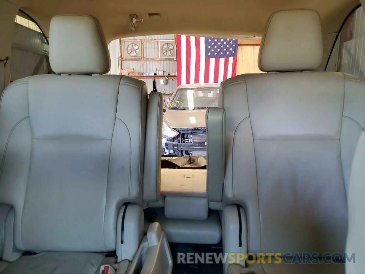 10 Photograph of a damaged car 5TDJZRFHXKS729215 TOYOTA HIGHLANDER 2019