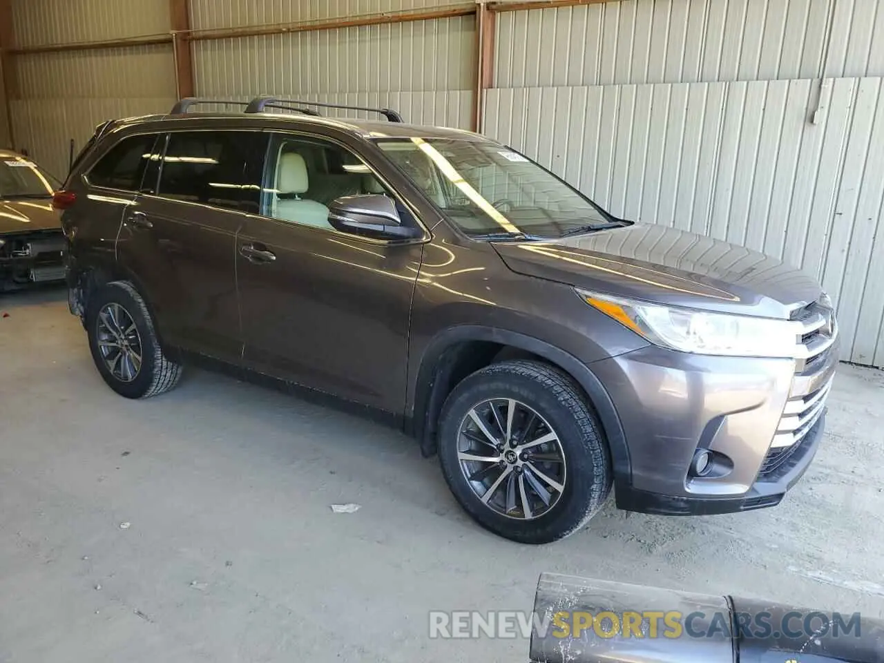4 Photograph of a damaged car 5TDJZRFHXKS729215 TOYOTA HIGHLANDER 2019