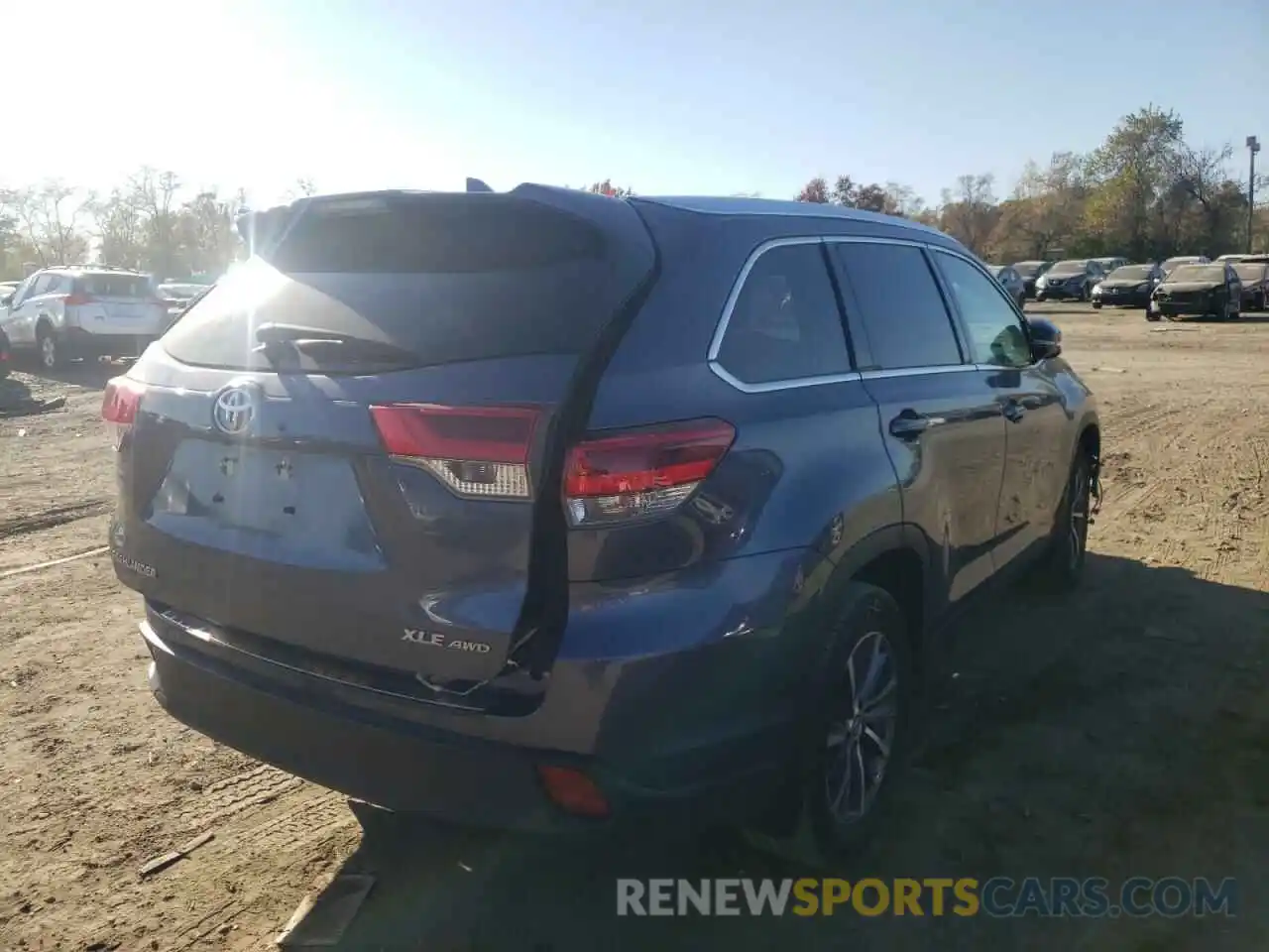 4 Photograph of a damaged car 5TDJZRFHXKS921007 TOYOTA HIGHLANDER 2019