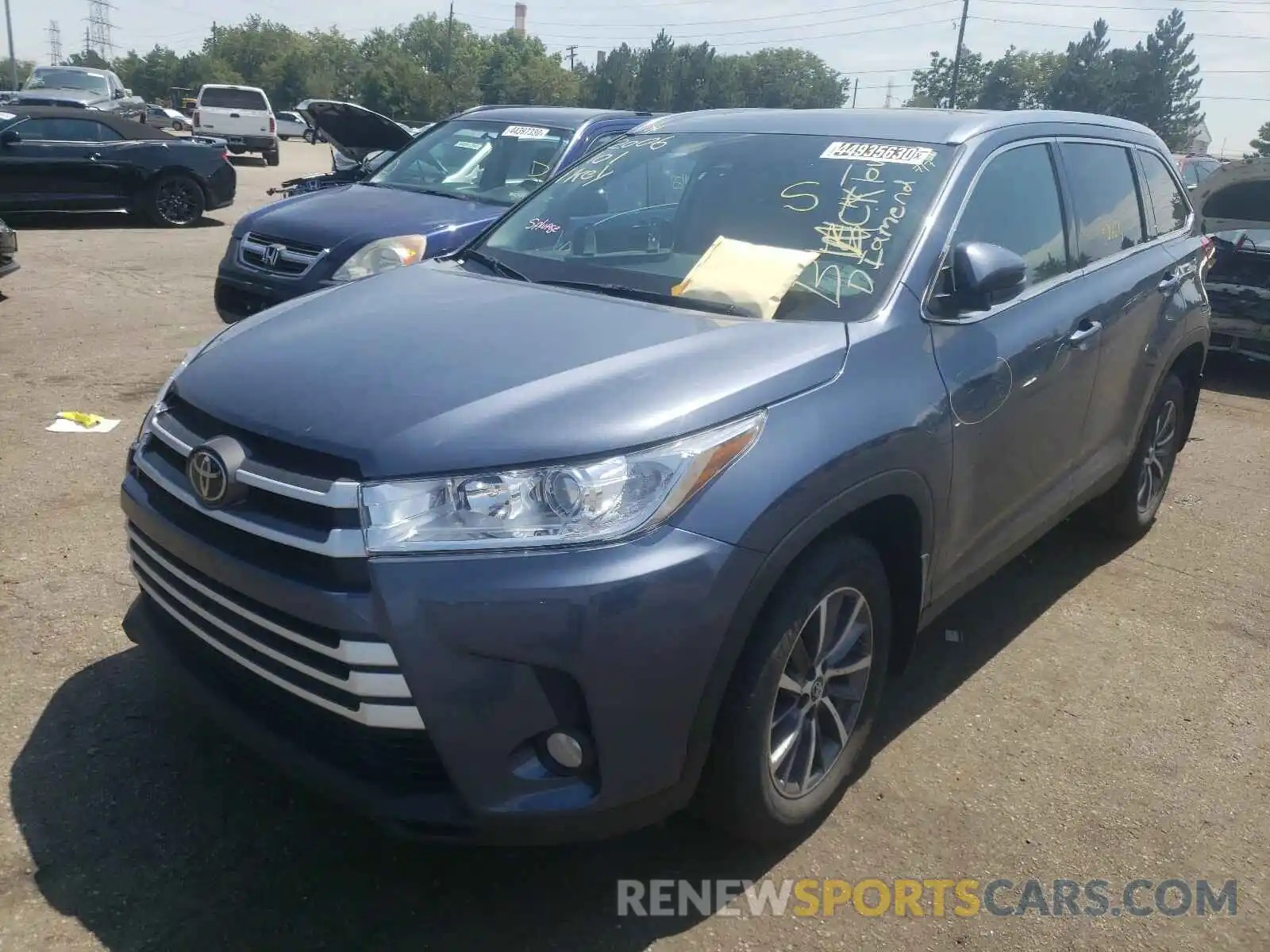 2 Photograph of a damaged car 5TDJZRFHXKS944531 TOYOTA HIGHLANDER 2019