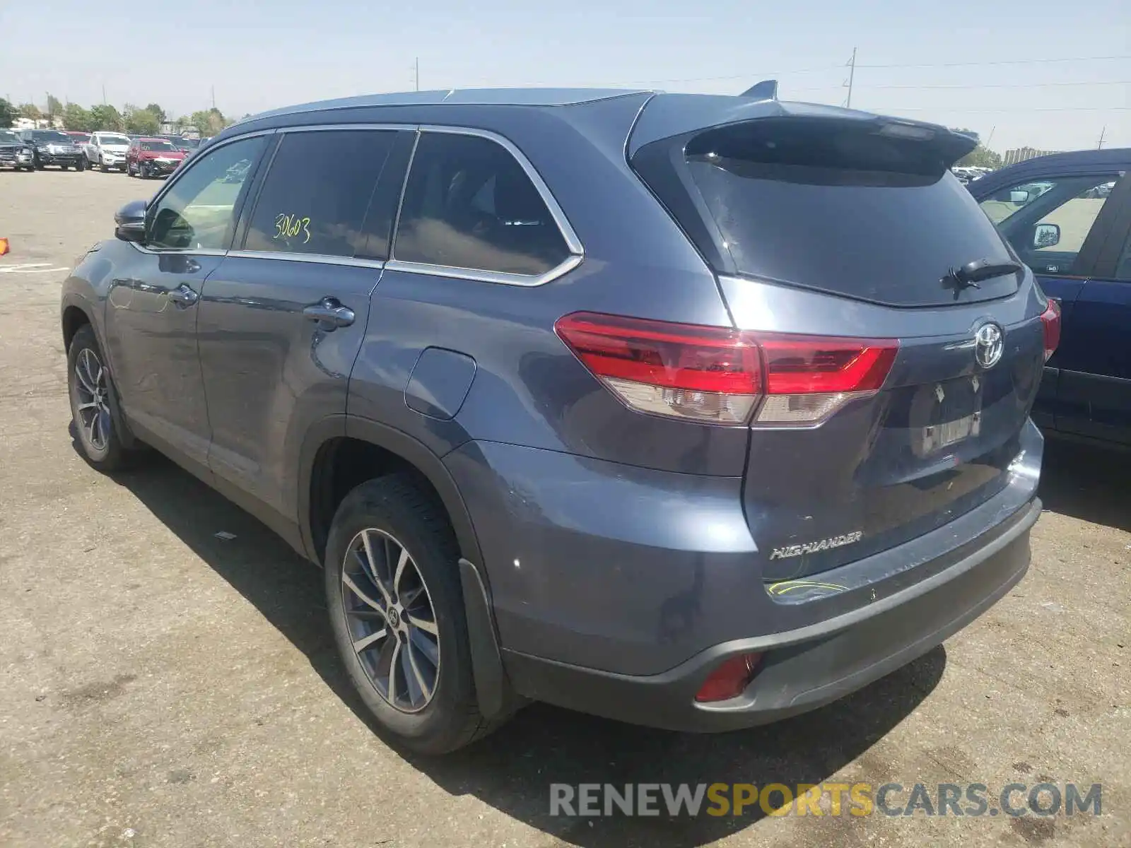 3 Photograph of a damaged car 5TDJZRFHXKS944531 TOYOTA HIGHLANDER 2019