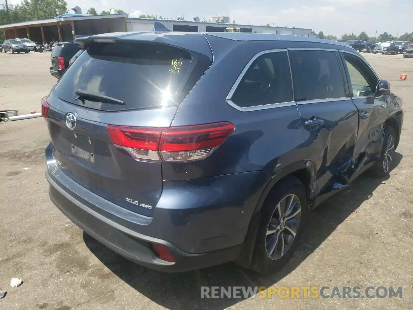 4 Photograph of a damaged car 5TDJZRFHXKS944531 TOYOTA HIGHLANDER 2019