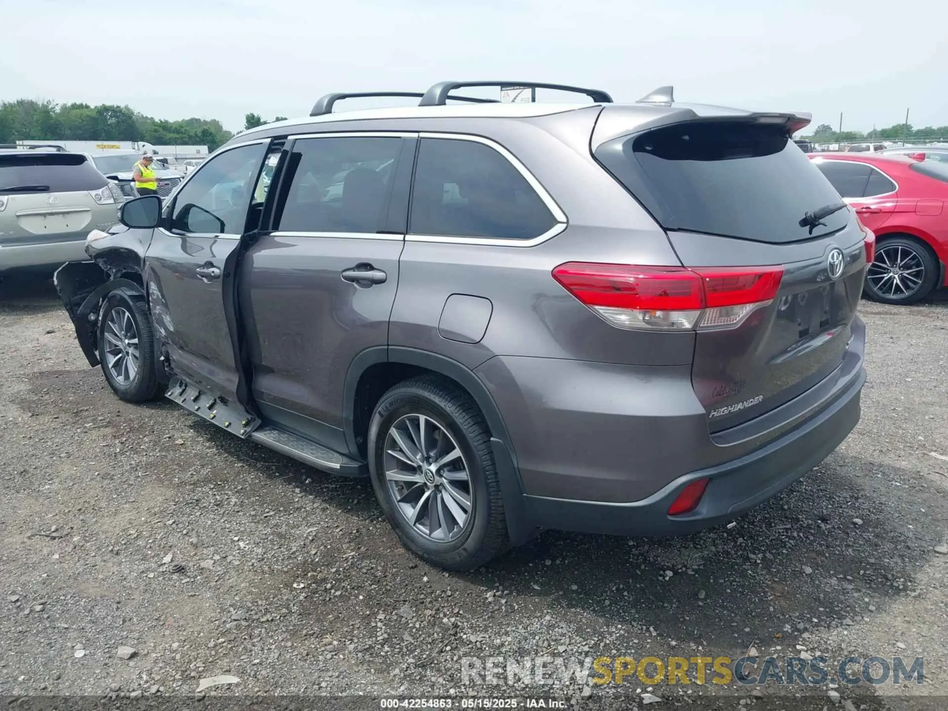 3 Photograph of a damaged car 5TDJZRFHXKS954007 TOYOTA HIGHLANDER 2019