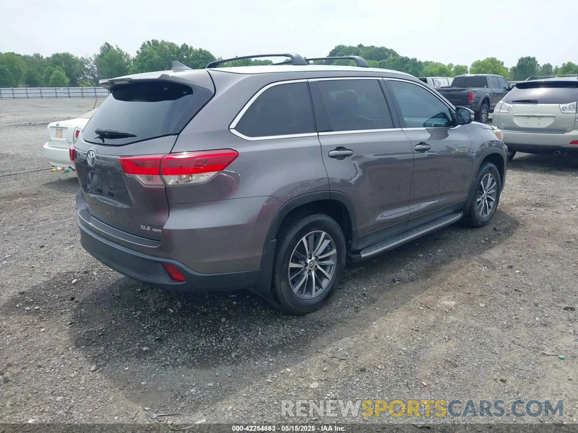 4 Photograph of a damaged car 5TDJZRFHXKS954007 TOYOTA HIGHLANDER 2019
