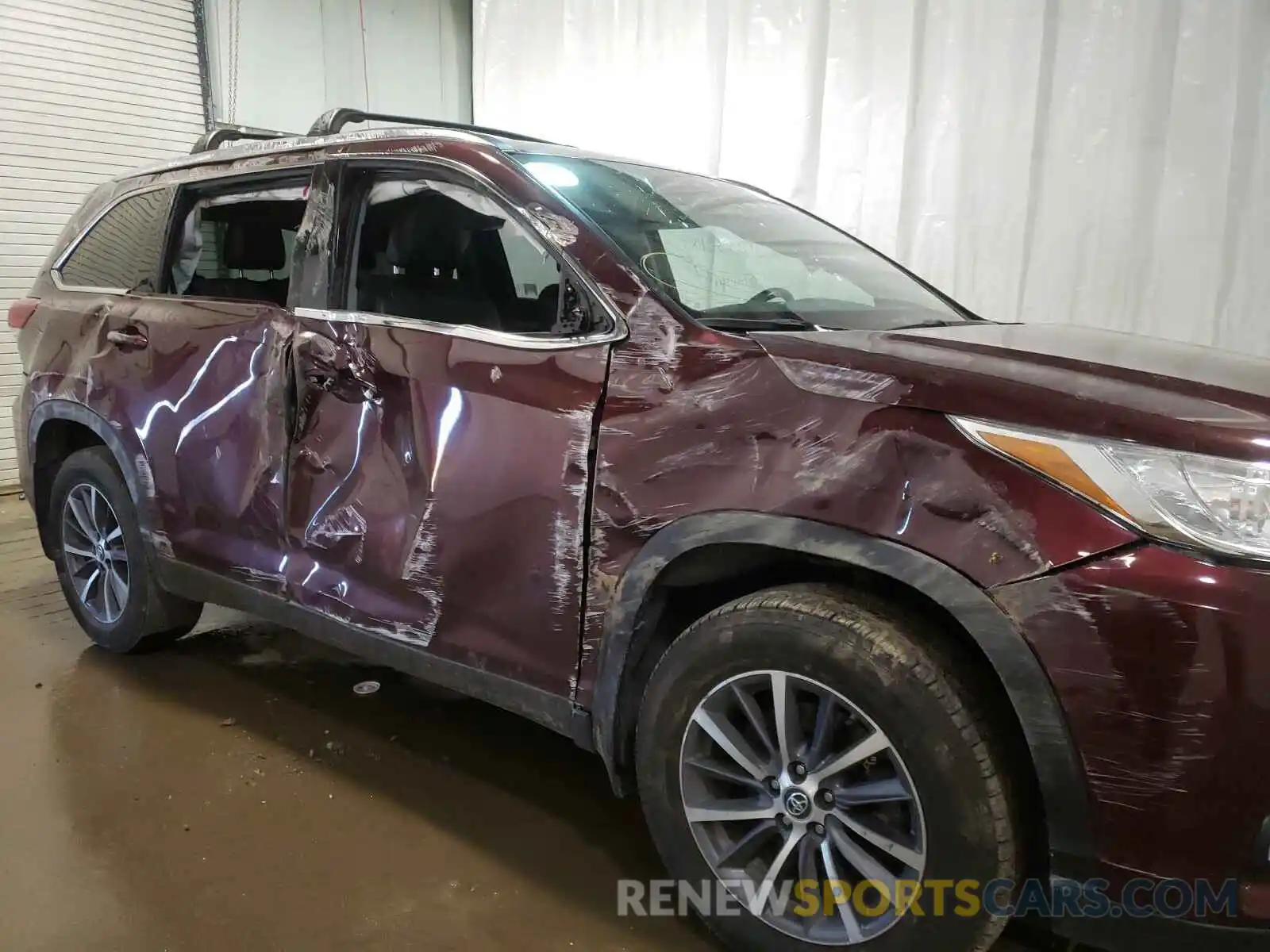 9 Photograph of a damaged car 5TDJZRFHXKS957800 TOYOTA HIGHLANDER 2019