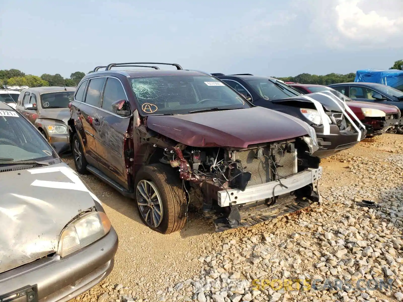 1 Photograph of a damaged car 5TDJZRFHXKS971695 TOYOTA HIGHLANDER 2019