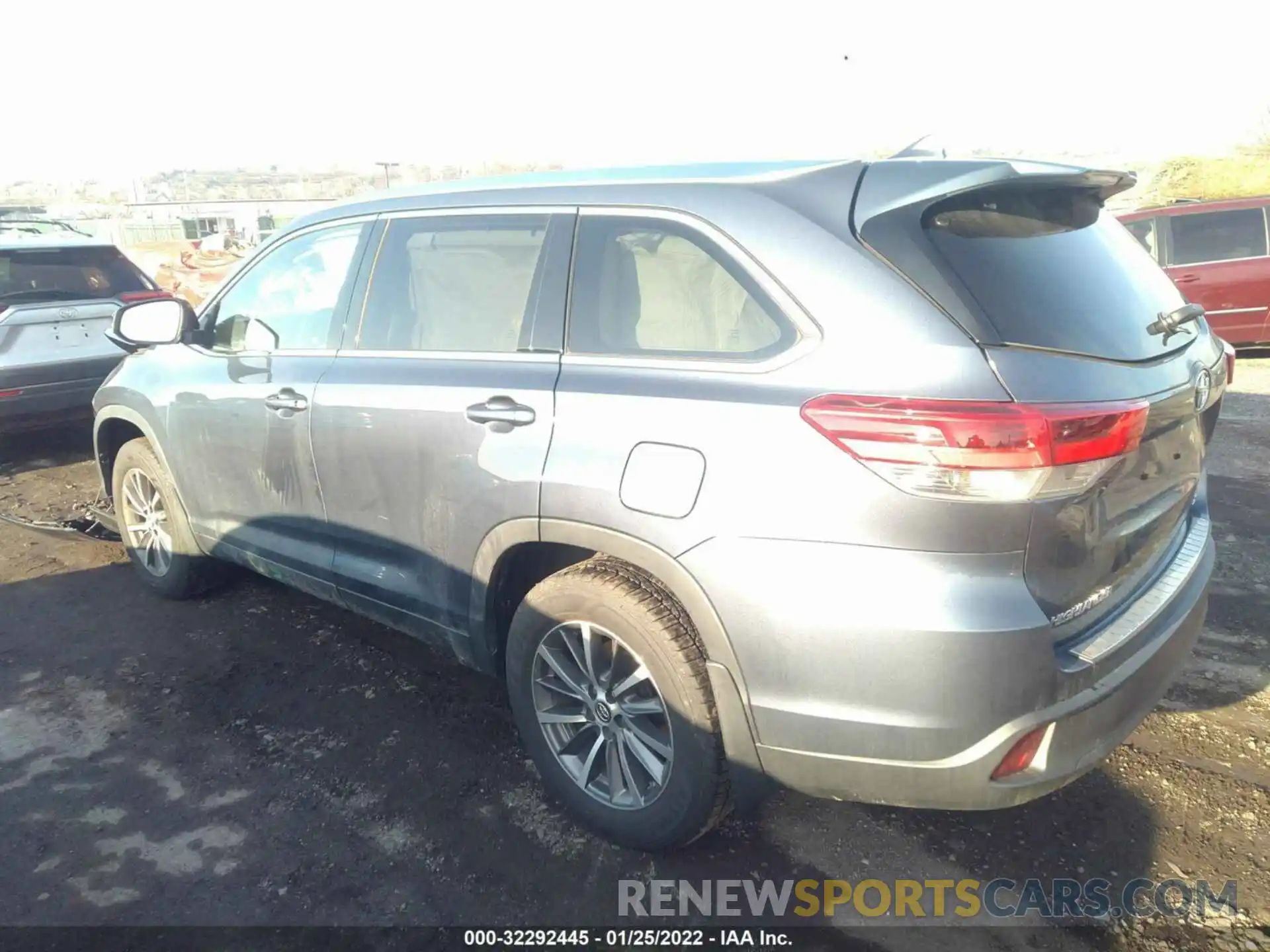 3 Photograph of a damaged car 5TDJZRFHXKS983751 TOYOTA HIGHLANDER 2019