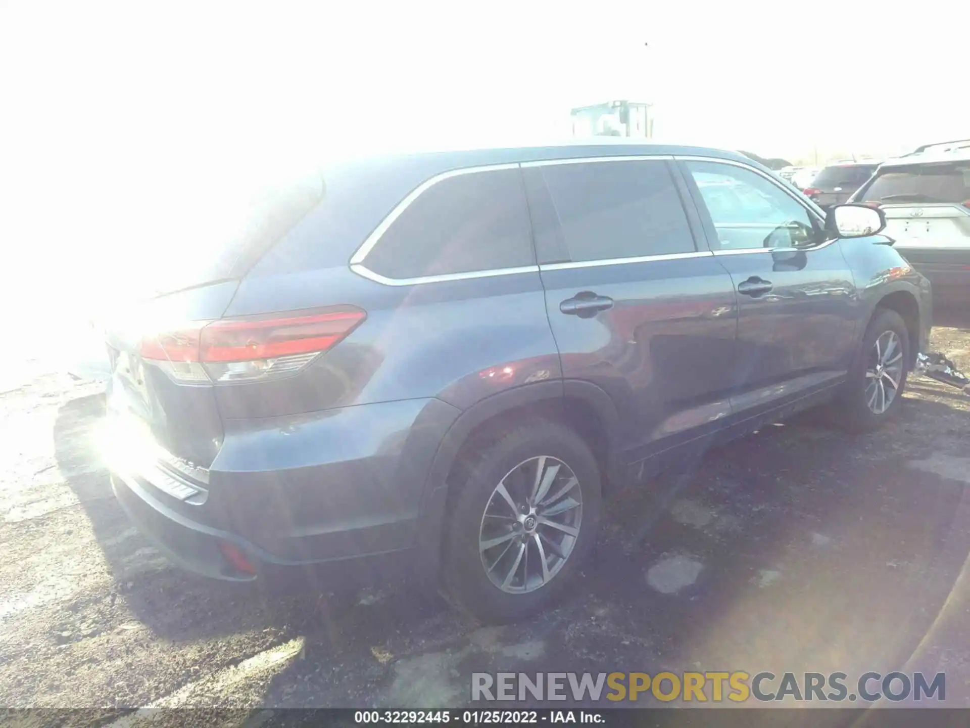 4 Photograph of a damaged car 5TDJZRFHXKS983751 TOYOTA HIGHLANDER 2019