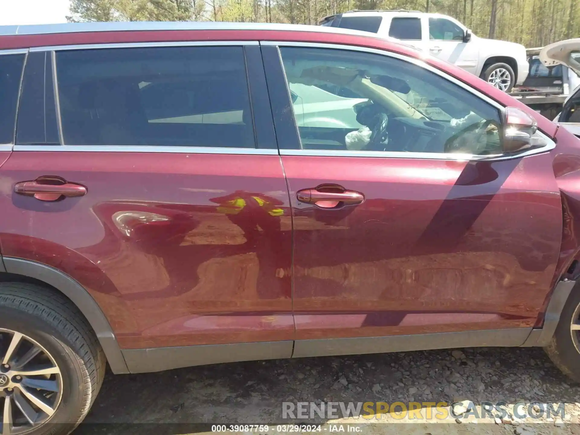 13 Photograph of a damaged car 5TDKZRFH0KS290806 TOYOTA HIGHLANDER 2019