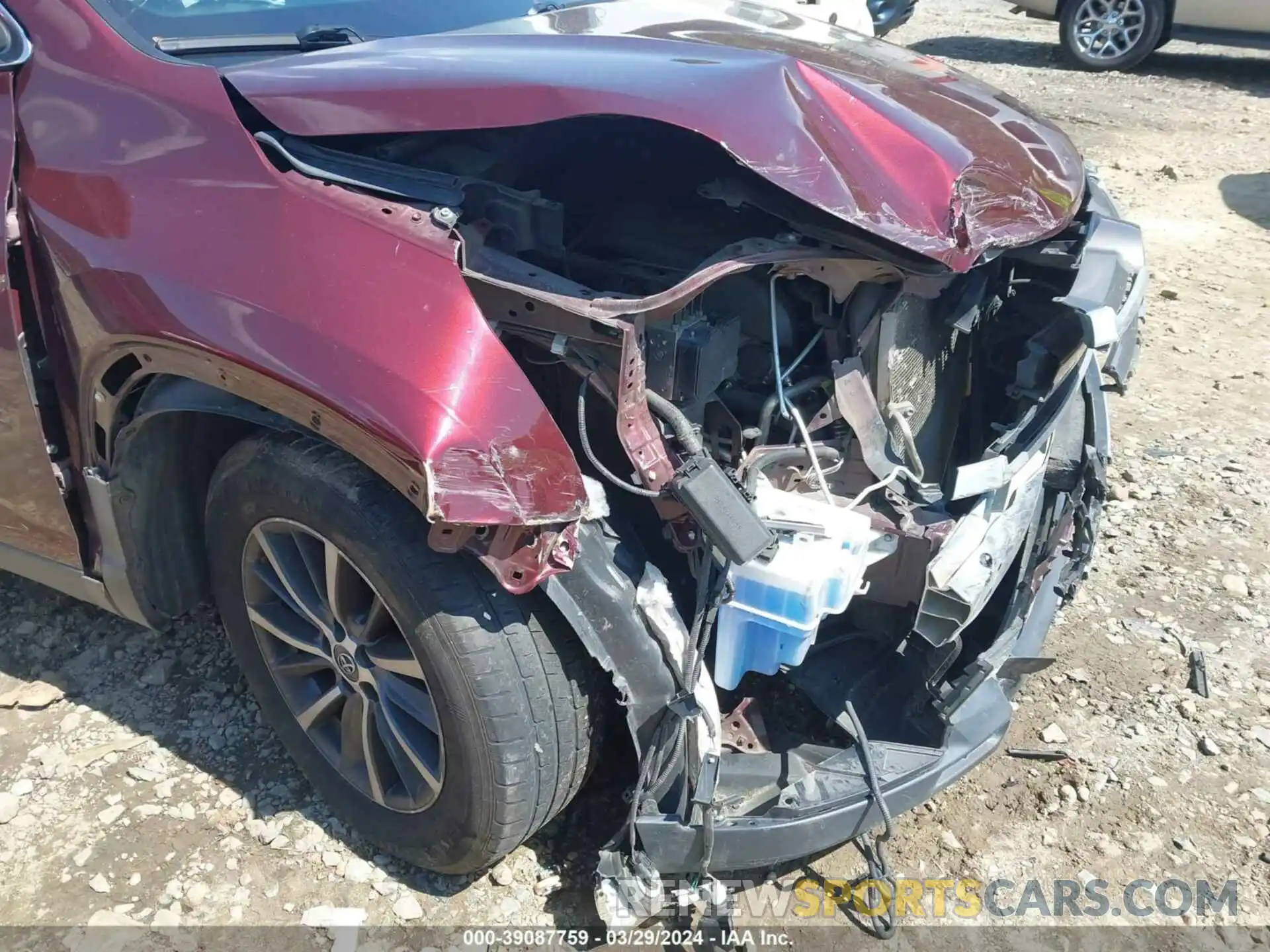 17 Photograph of a damaged car 5TDKZRFH0KS290806 TOYOTA HIGHLANDER 2019