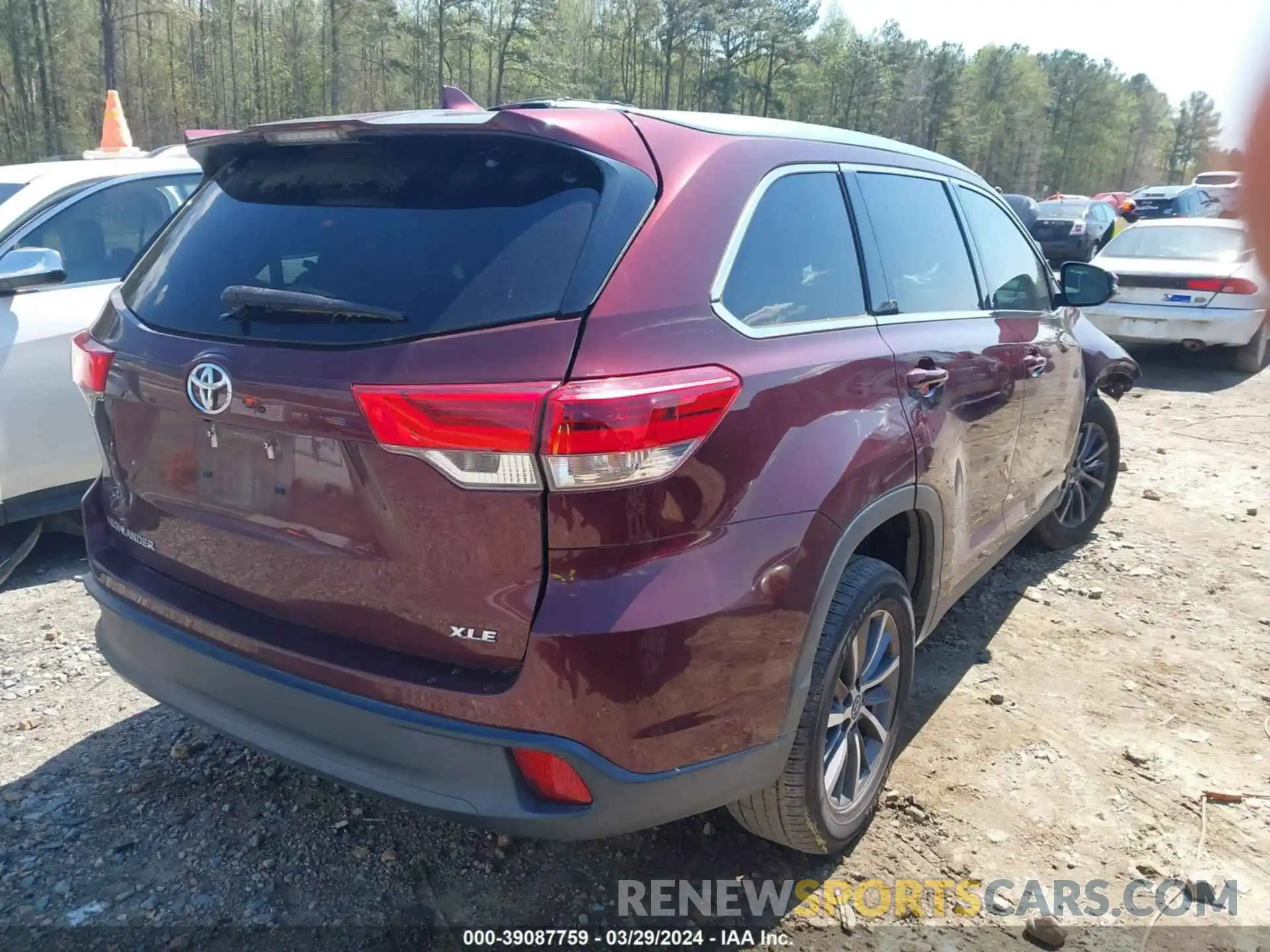 4 Photograph of a damaged car 5TDKZRFH0KS290806 TOYOTA HIGHLANDER 2019