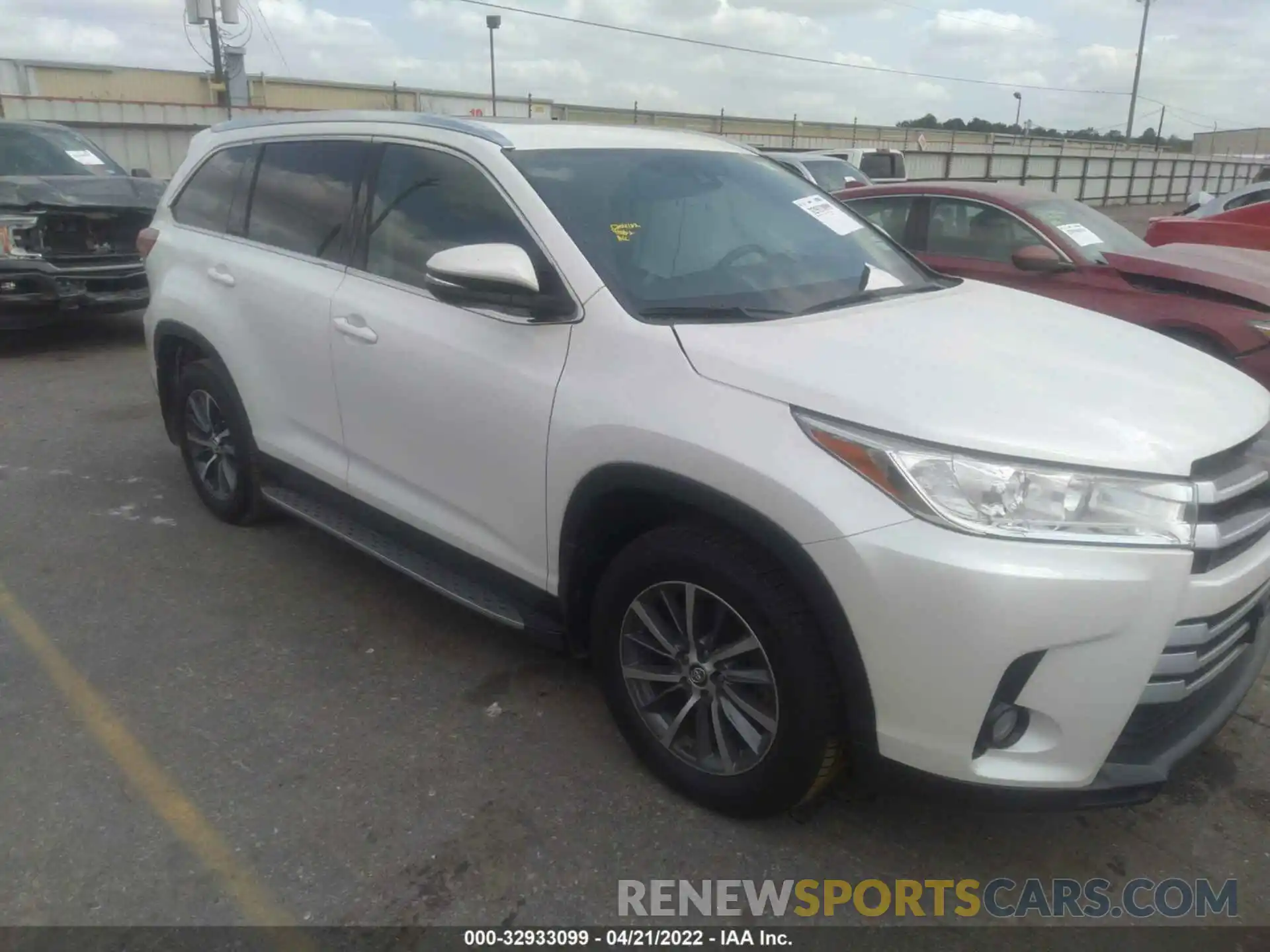 1 Photograph of a damaged car 5TDKZRFH0KS302145 TOYOTA HIGHLANDER 2019