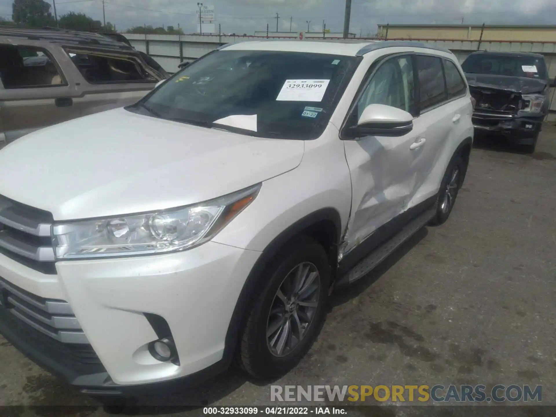 2 Photograph of a damaged car 5TDKZRFH0KS302145 TOYOTA HIGHLANDER 2019