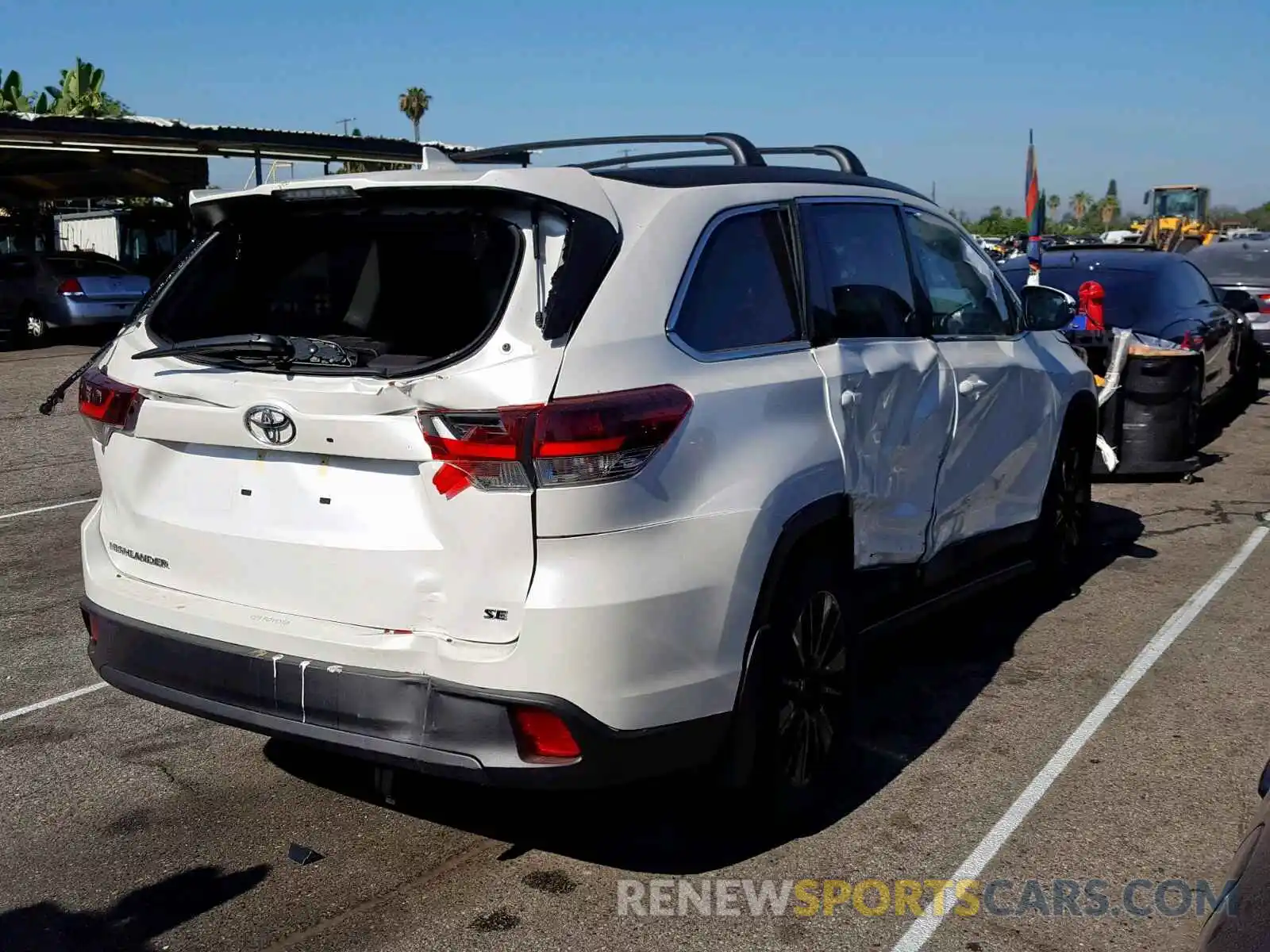 4 Photograph of a damaged car 5TDKZRFH0KS303053 TOYOTA HIGHLANDER 2019