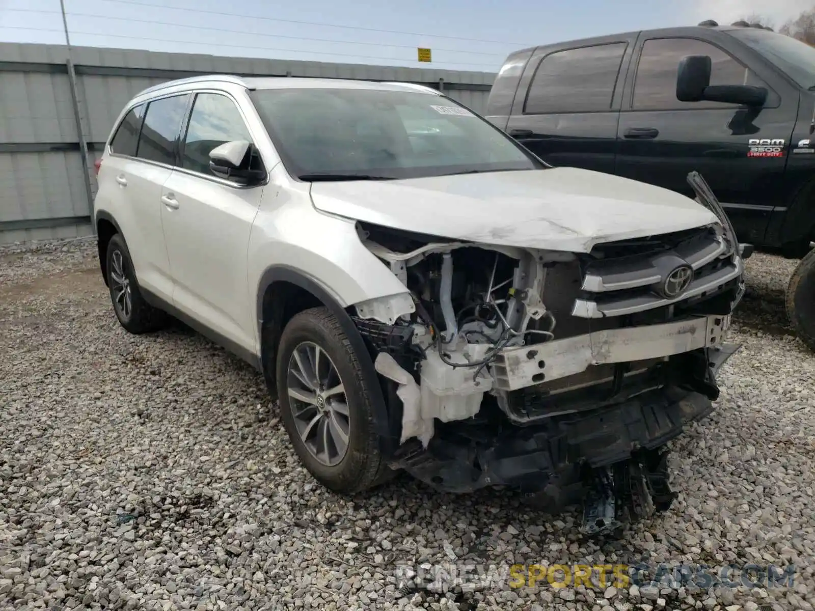 1 Photograph of a damaged car 5TDKZRFH0KS307216 TOYOTA HIGHLANDER 2019