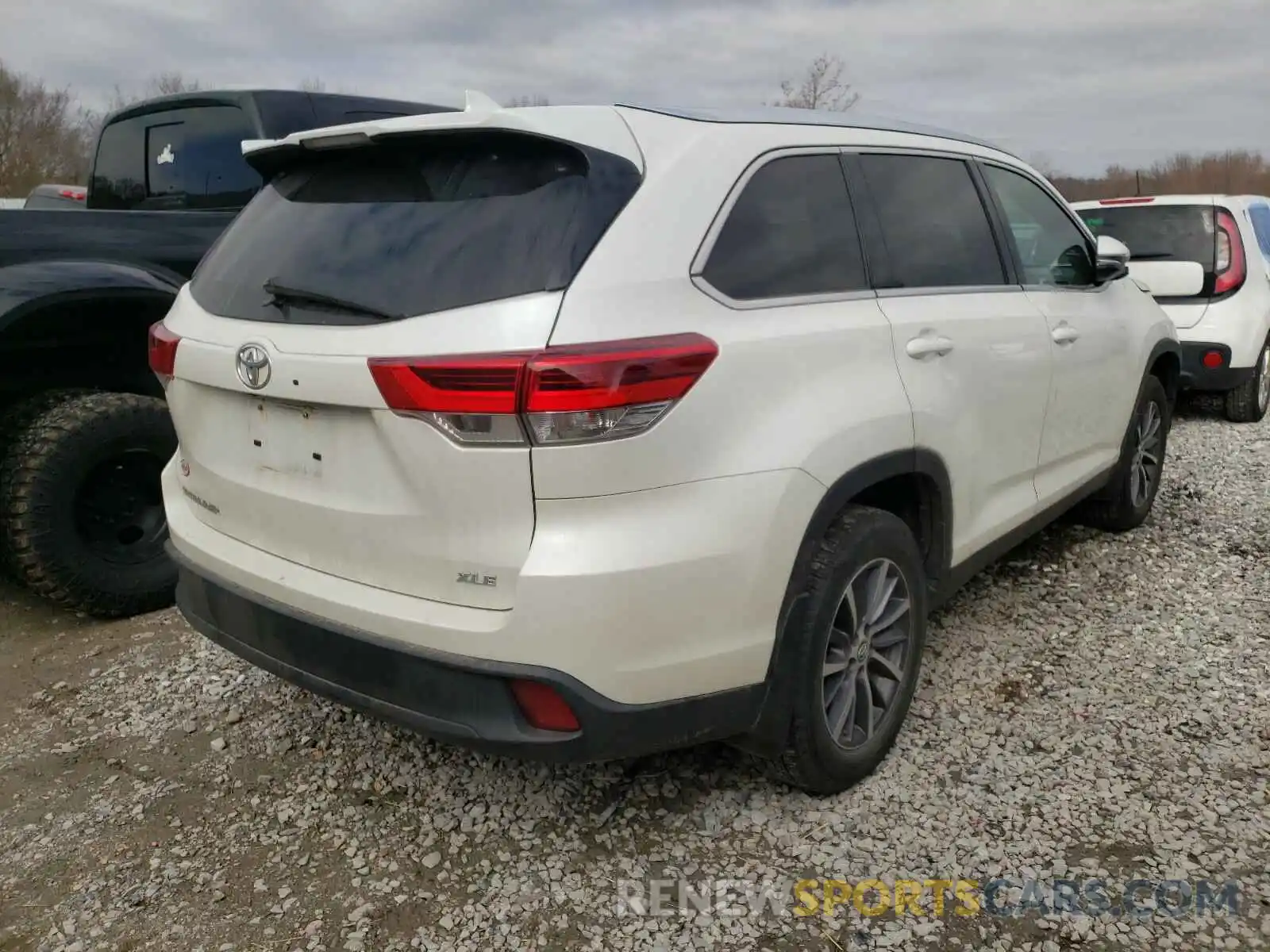 4 Photograph of a damaged car 5TDKZRFH0KS307216 TOYOTA HIGHLANDER 2019