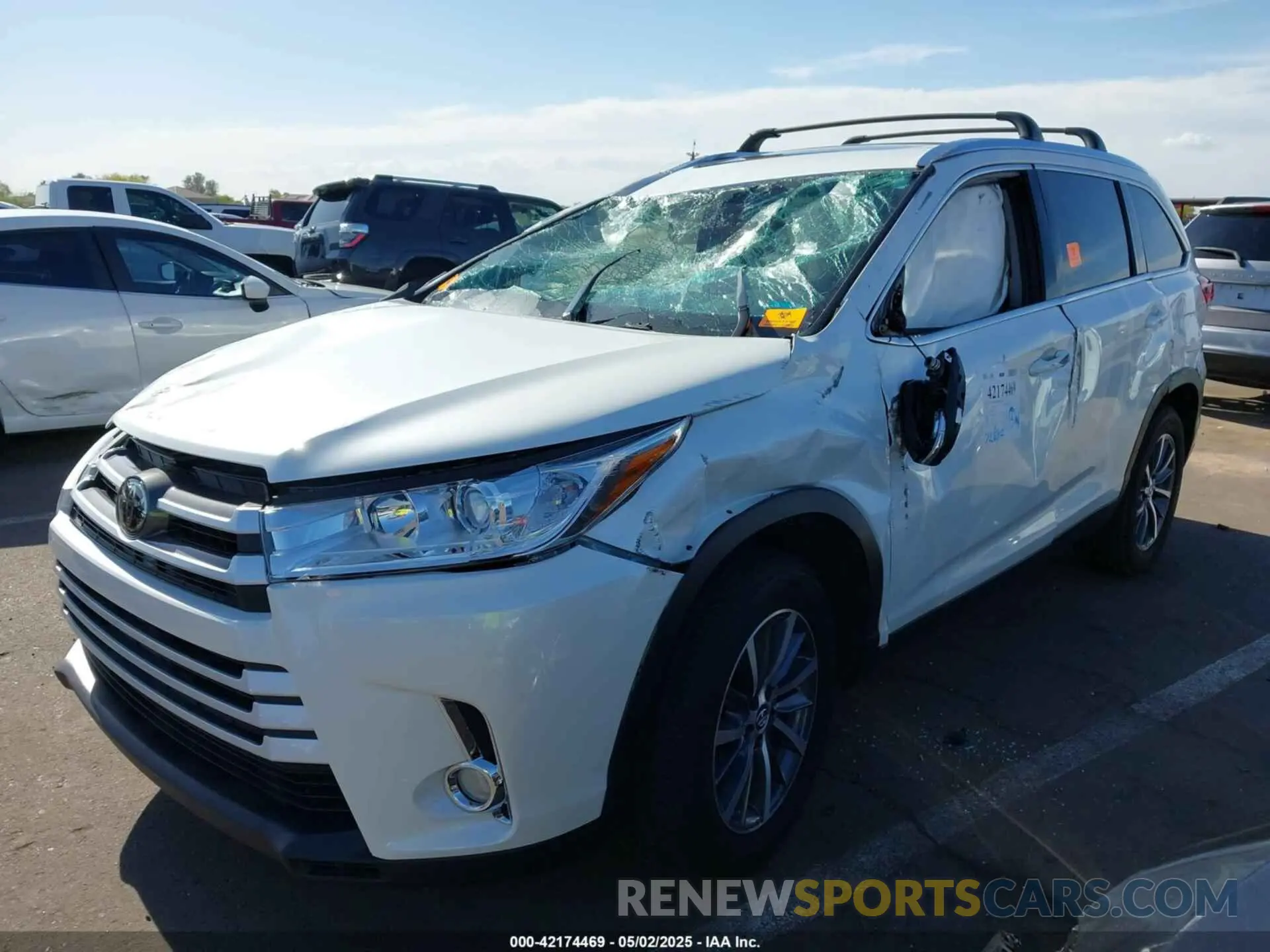 2 Photograph of a damaged car 5TDKZRFH0KS314263 TOYOTA HIGHLANDER 2019