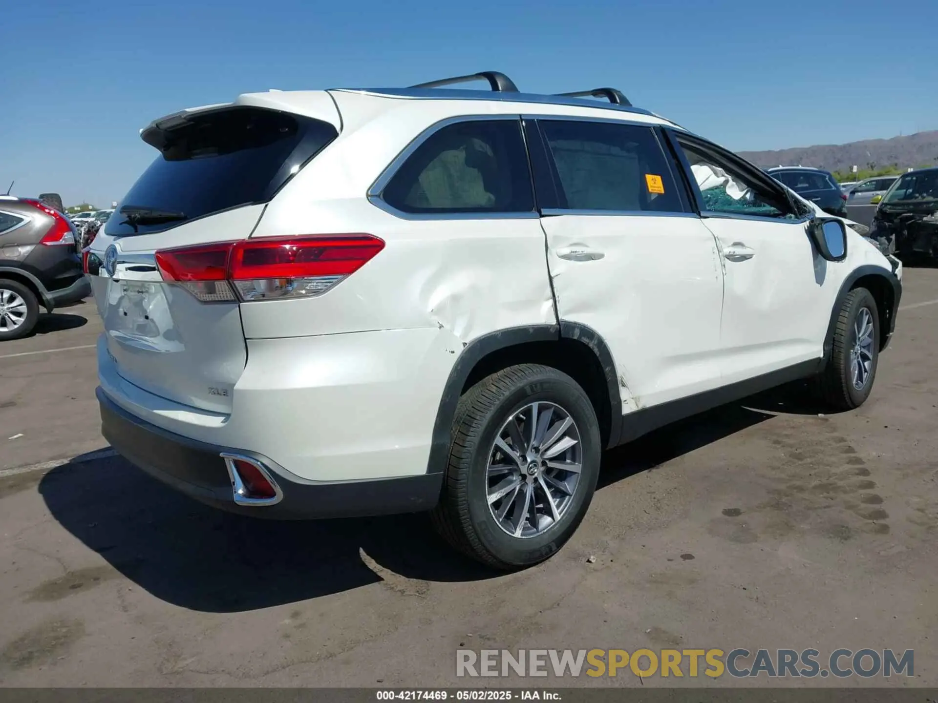 4 Photograph of a damaged car 5TDKZRFH0KS314263 TOYOTA HIGHLANDER 2019