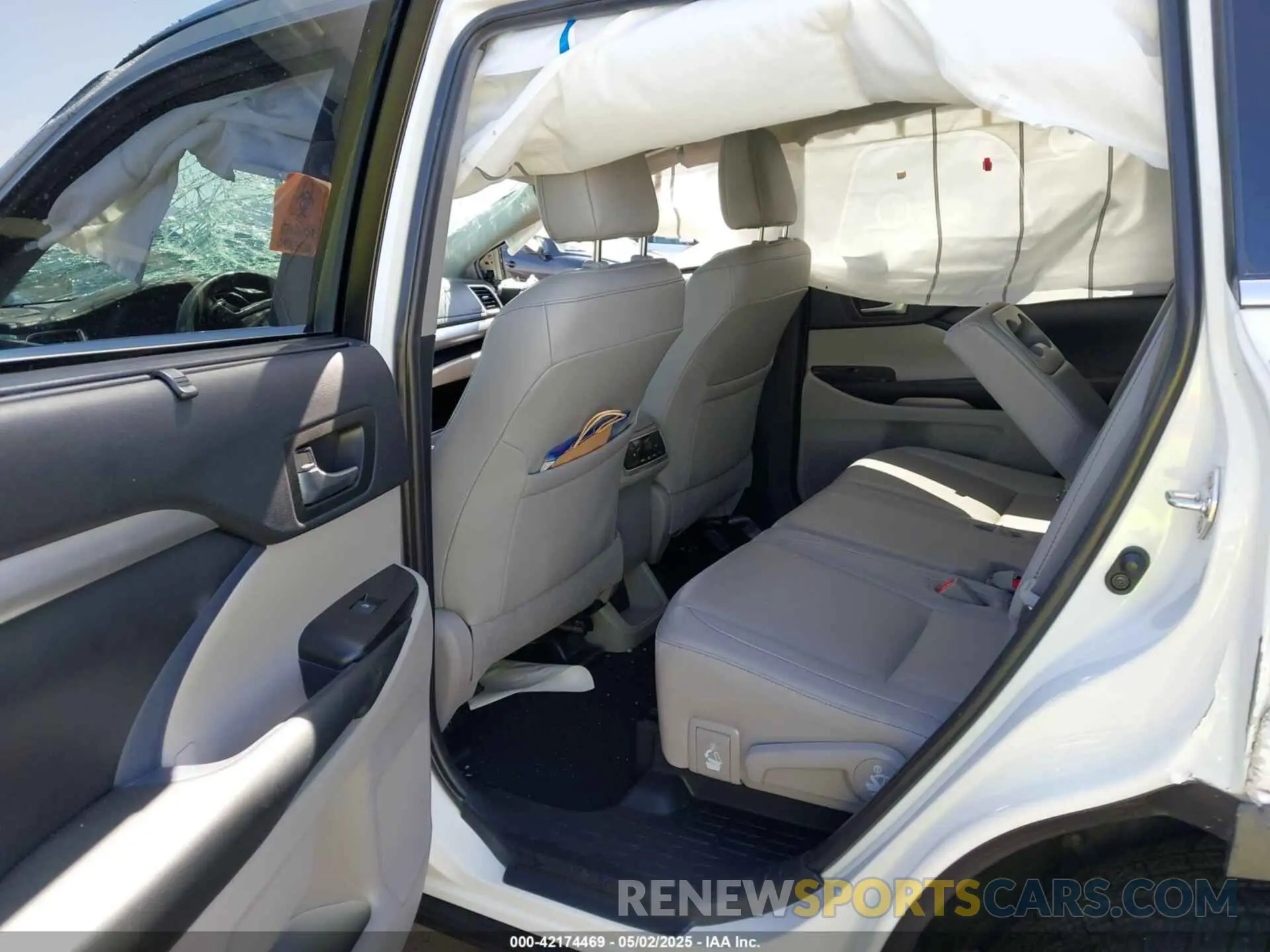 8 Photograph of a damaged car 5TDKZRFH0KS314263 TOYOTA HIGHLANDER 2019