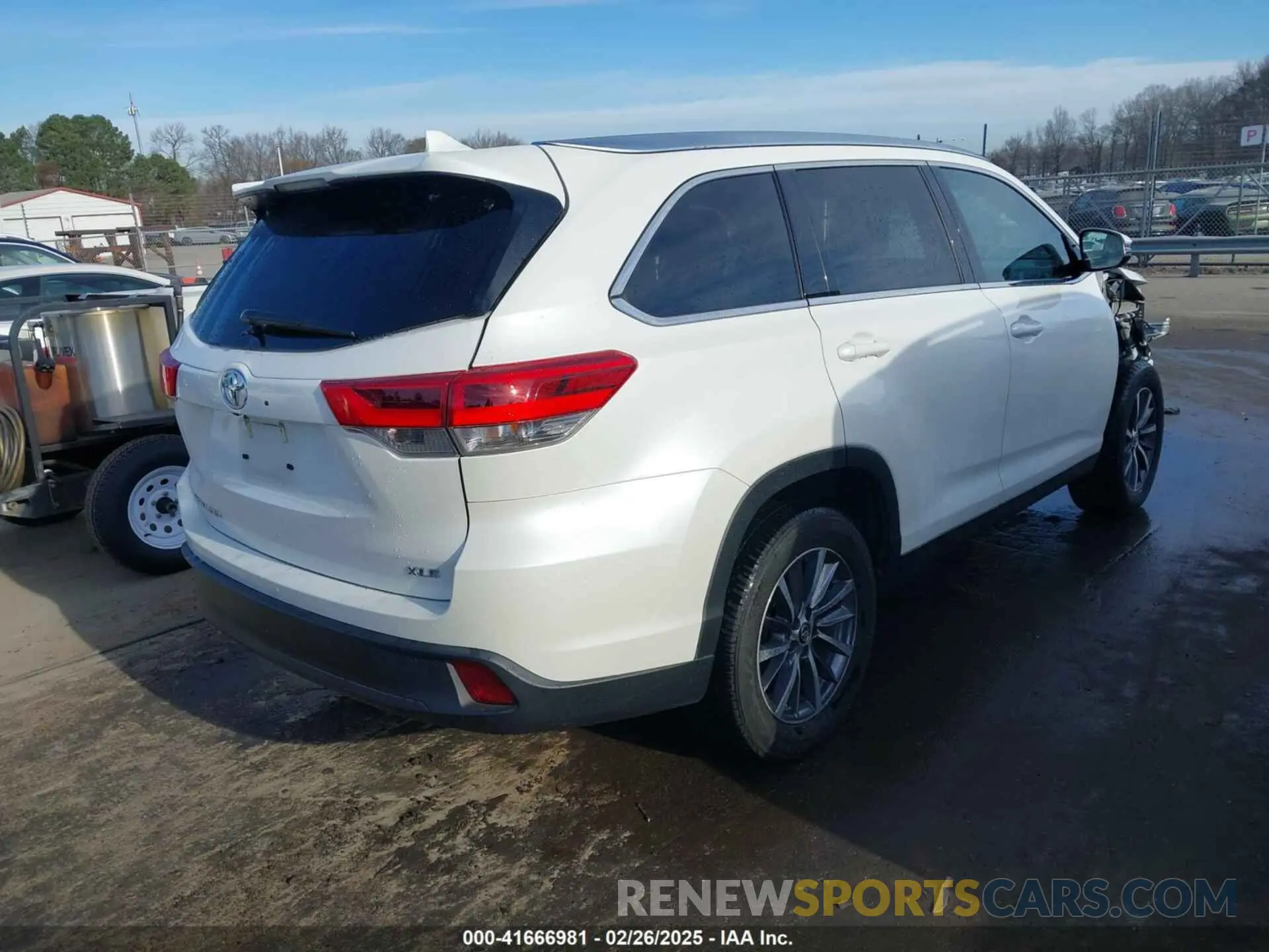 4 Photograph of a damaged car 5TDKZRFH0KS315218 TOYOTA HIGHLANDER 2019