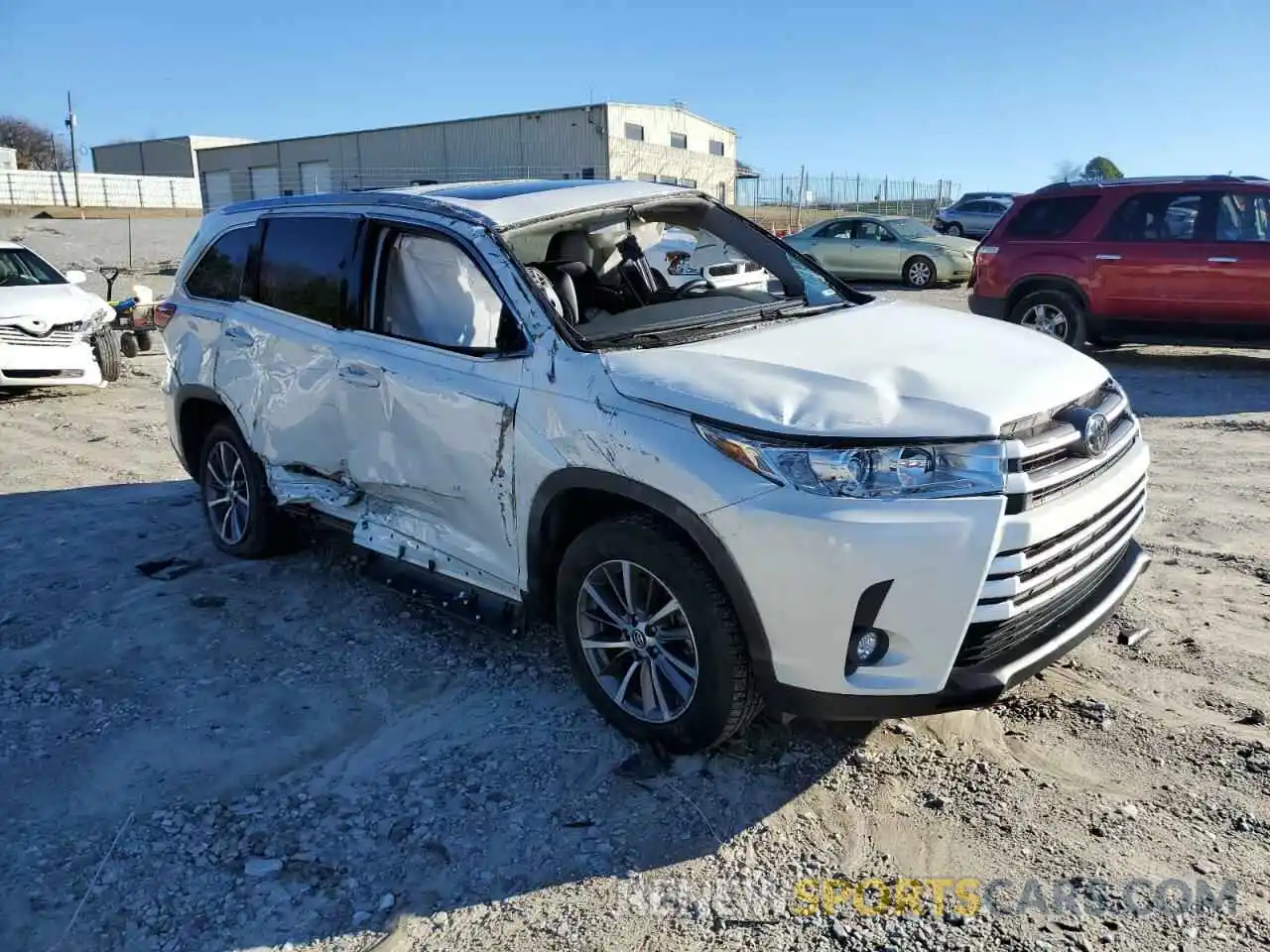 4 Photograph of a damaged car 5TDKZRFH0KS332584 TOYOTA HIGHLANDER 2019