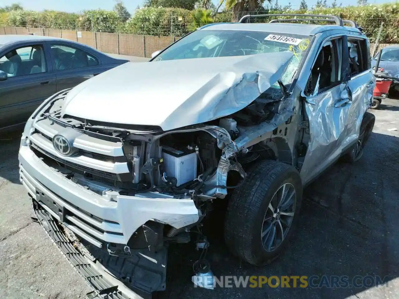 2 Photograph of a damaged car 5TDKZRFH0KS338921 TOYOTA HIGHLANDER 2019