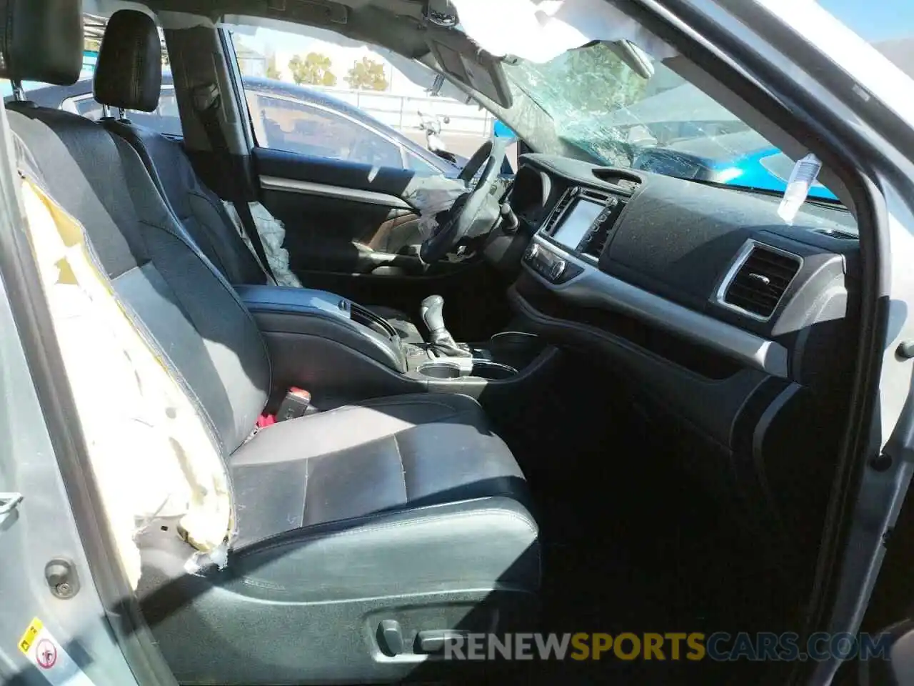 5 Photograph of a damaged car 5TDKZRFH0KS338921 TOYOTA HIGHLANDER 2019