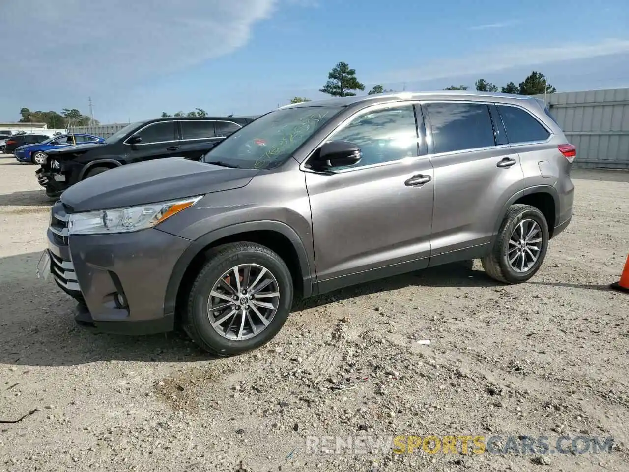 1 Photograph of a damaged car 5TDKZRFH0KS344864 TOYOTA HIGHLANDER 2019