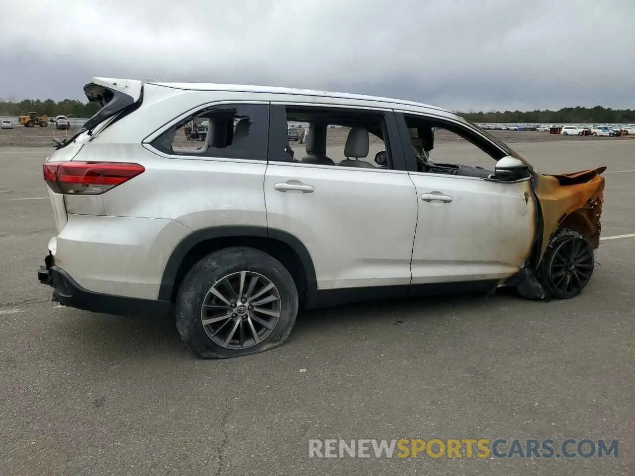 3 Photograph of a damaged car 5TDKZRFH0KS357453 TOYOTA HIGHLANDER 2019
