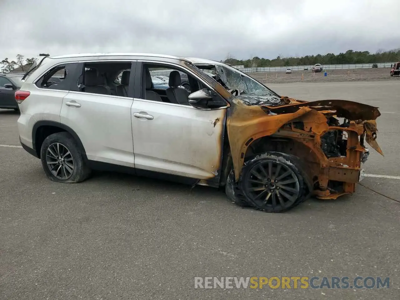 4 Photograph of a damaged car 5TDKZRFH0KS357453 TOYOTA HIGHLANDER 2019