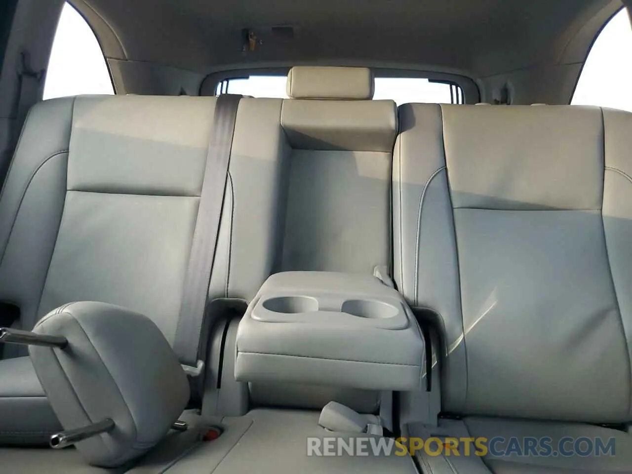 10 Photograph of a damaged car 5TDKZRFH0KS553912 TOYOTA HIGHLANDER 2019