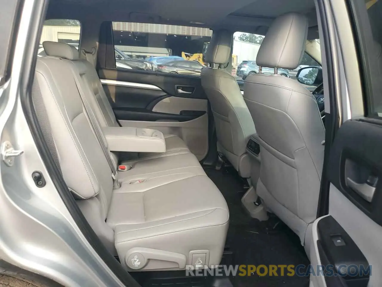 11 Photograph of a damaged car 5TDKZRFH0KS553912 TOYOTA HIGHLANDER 2019