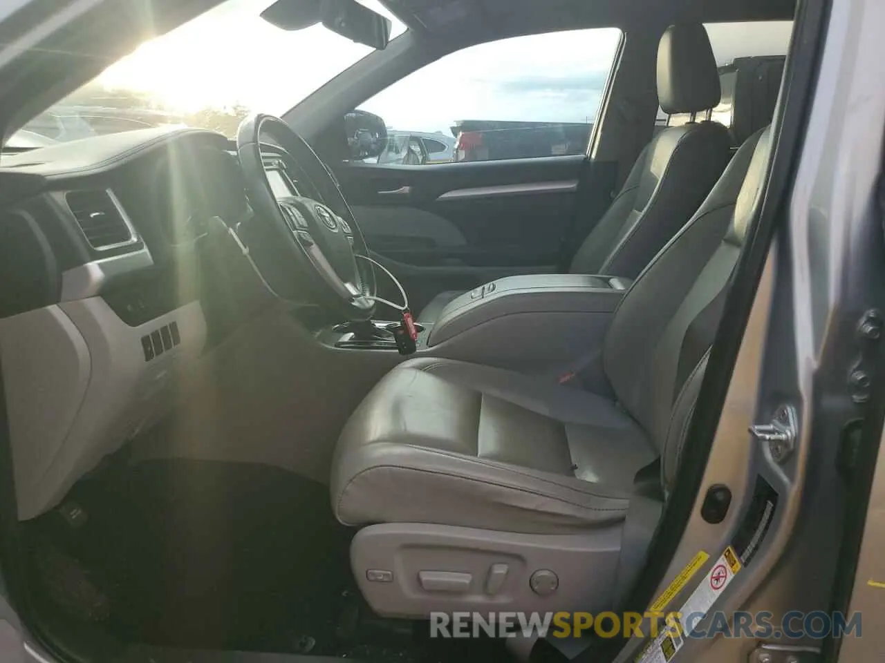 7 Photograph of a damaged car 5TDKZRFH0KS553912 TOYOTA HIGHLANDER 2019
