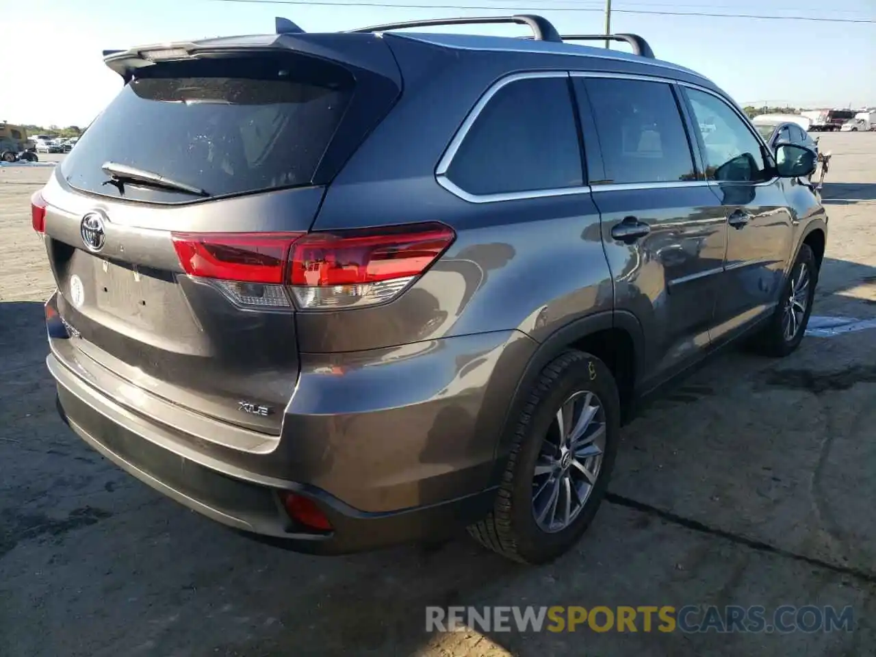 4 Photograph of a damaged car 5TDKZRFH0KS554459 TOYOTA HIGHLANDER 2019