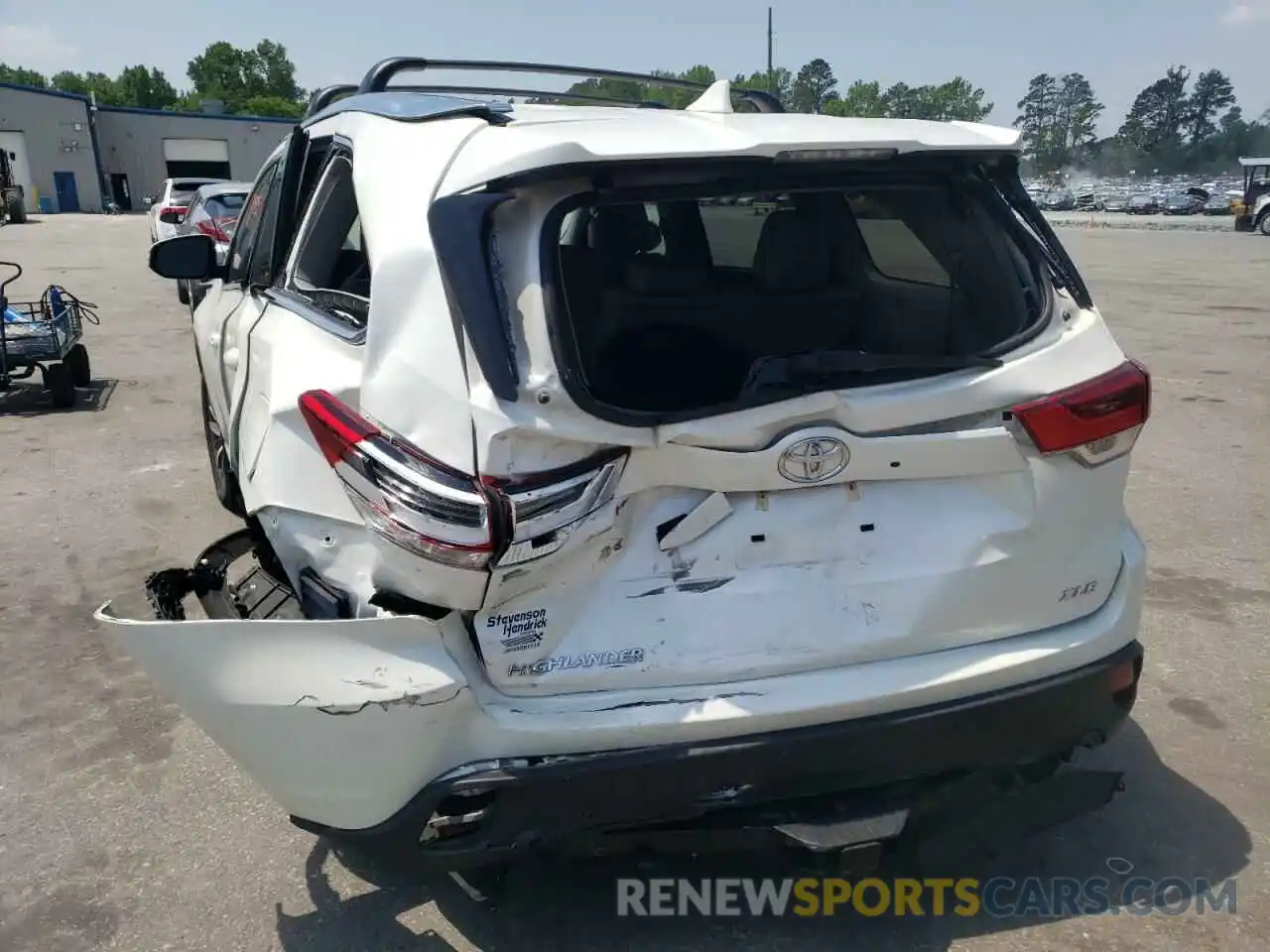 9 Photograph of a damaged car 5TDKZRFH0KS556440 TOYOTA HIGHLANDER 2019