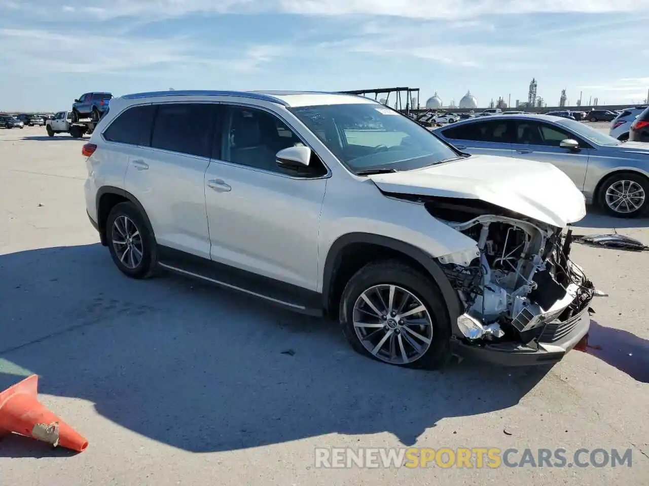 4 Photograph of a damaged car 5TDKZRFH0KS557166 TOYOTA HIGHLANDER 2019