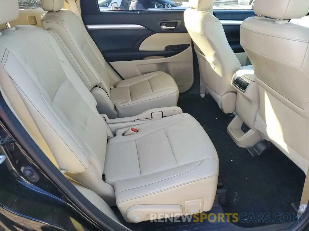 10 Photograph of a damaged car 5TDKZRFH0KS558012 TOYOTA HIGHLANDER 2019