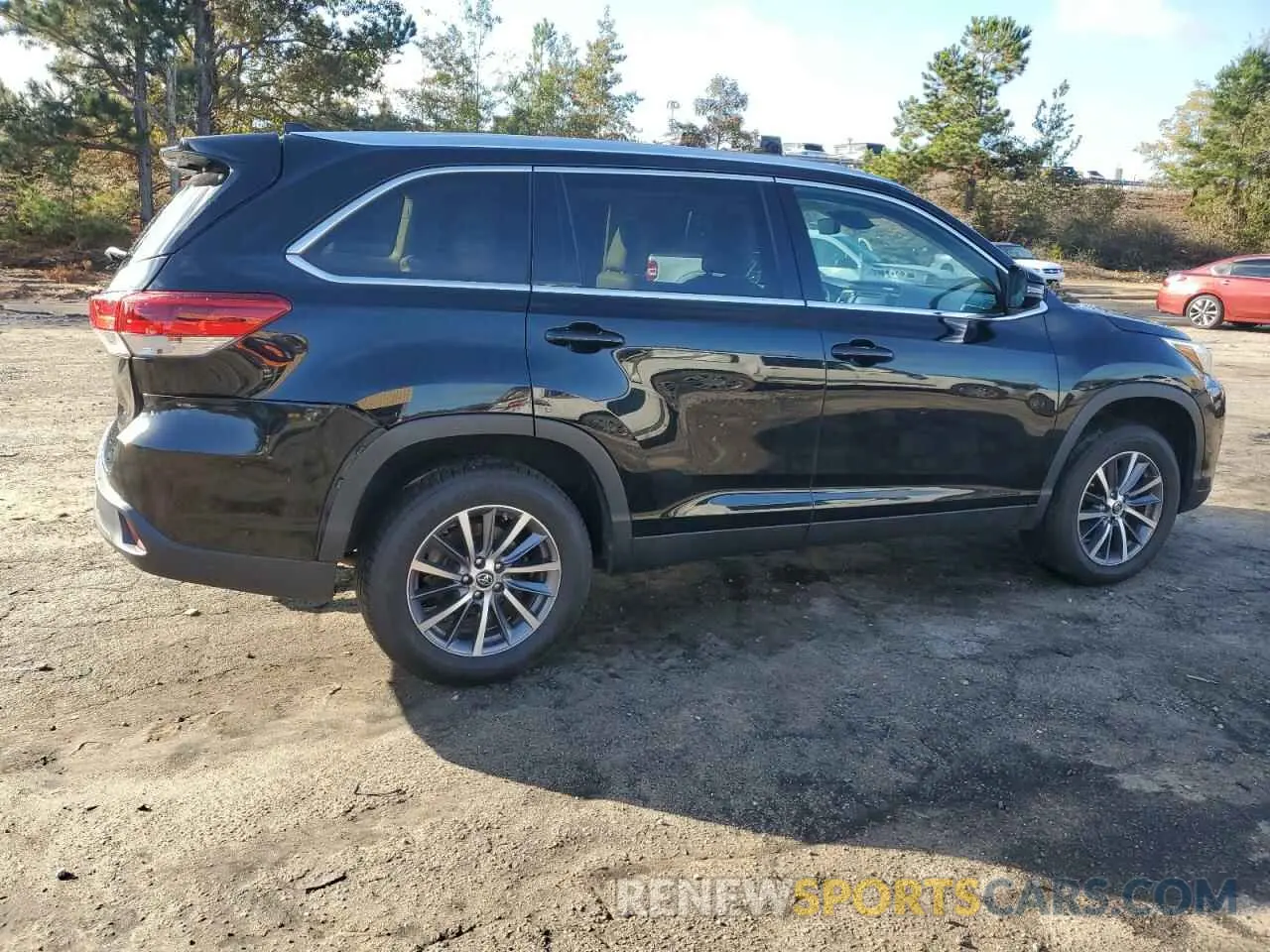 3 Photograph of a damaged car 5TDKZRFH0KS558012 TOYOTA HIGHLANDER 2019