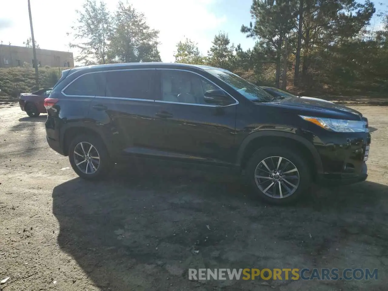 4 Photograph of a damaged car 5TDKZRFH0KS558012 TOYOTA HIGHLANDER 2019