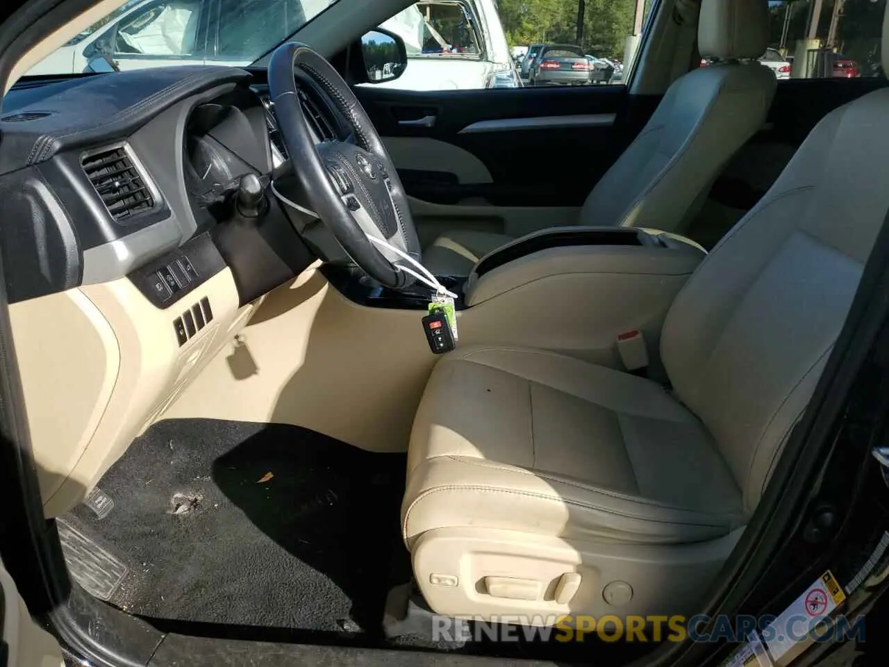 7 Photograph of a damaged car 5TDKZRFH0KS558012 TOYOTA HIGHLANDER 2019